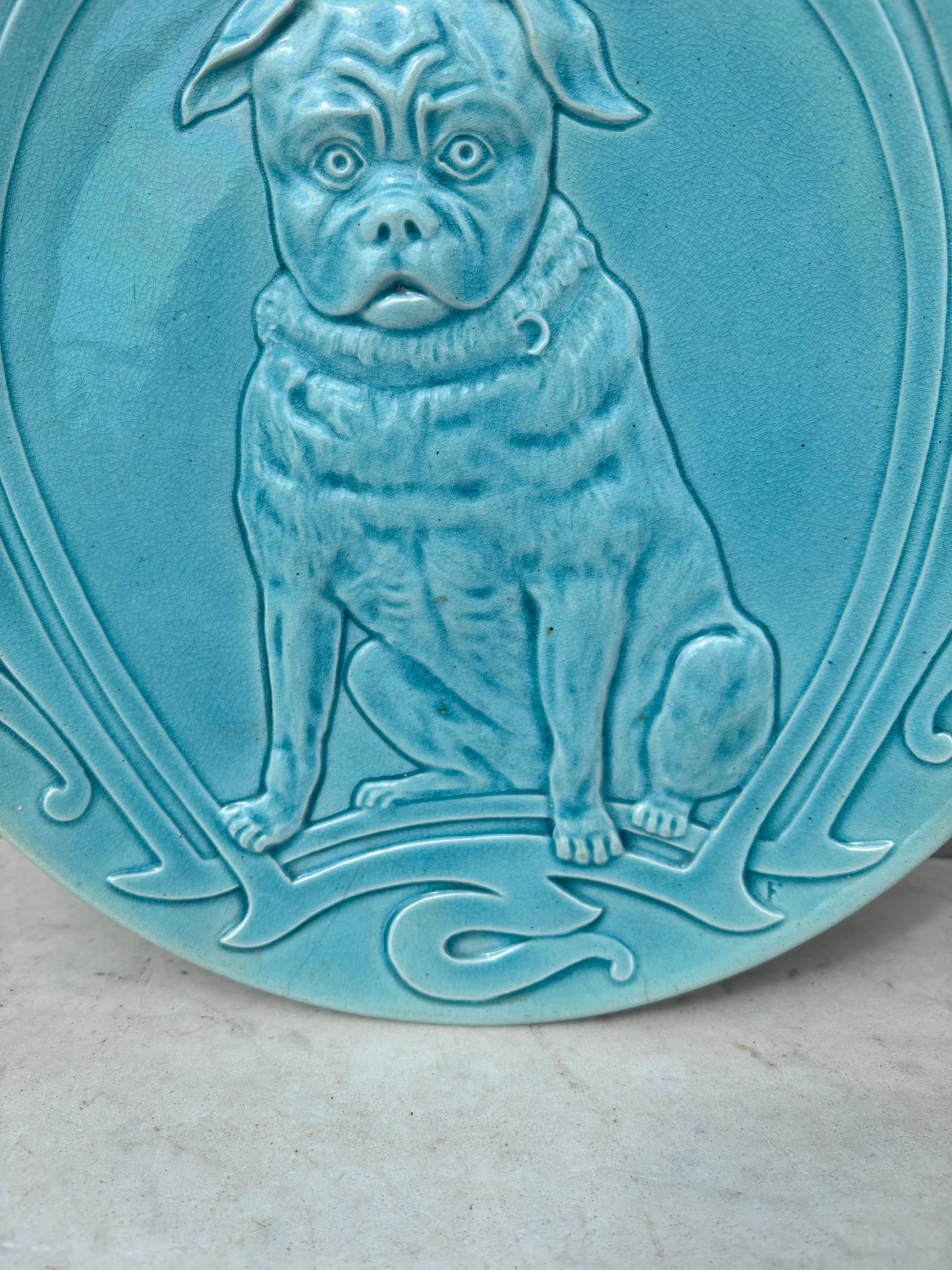 Grande piatto da parete francese in maiolica Bulldog, circa 1890 In condizioni buone in vendita a Austin, TX