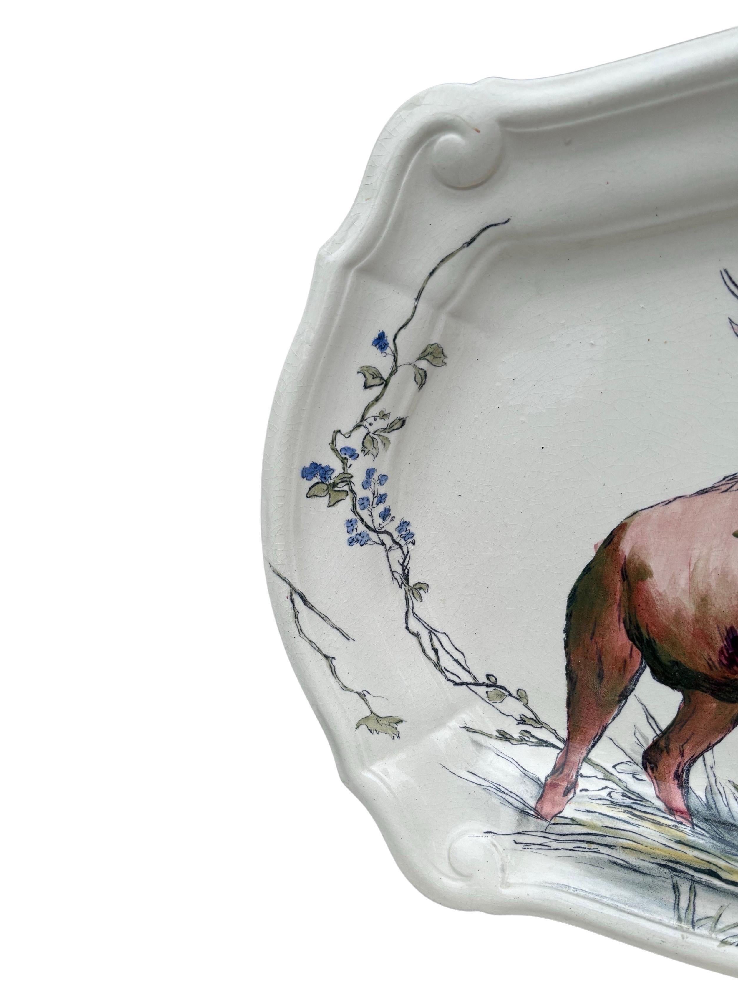 Fin du XIXe siècle Grand plateau de cerf en faïence Hippolyte Boulenger Choisy Le Roi du 19ème siècle en vente