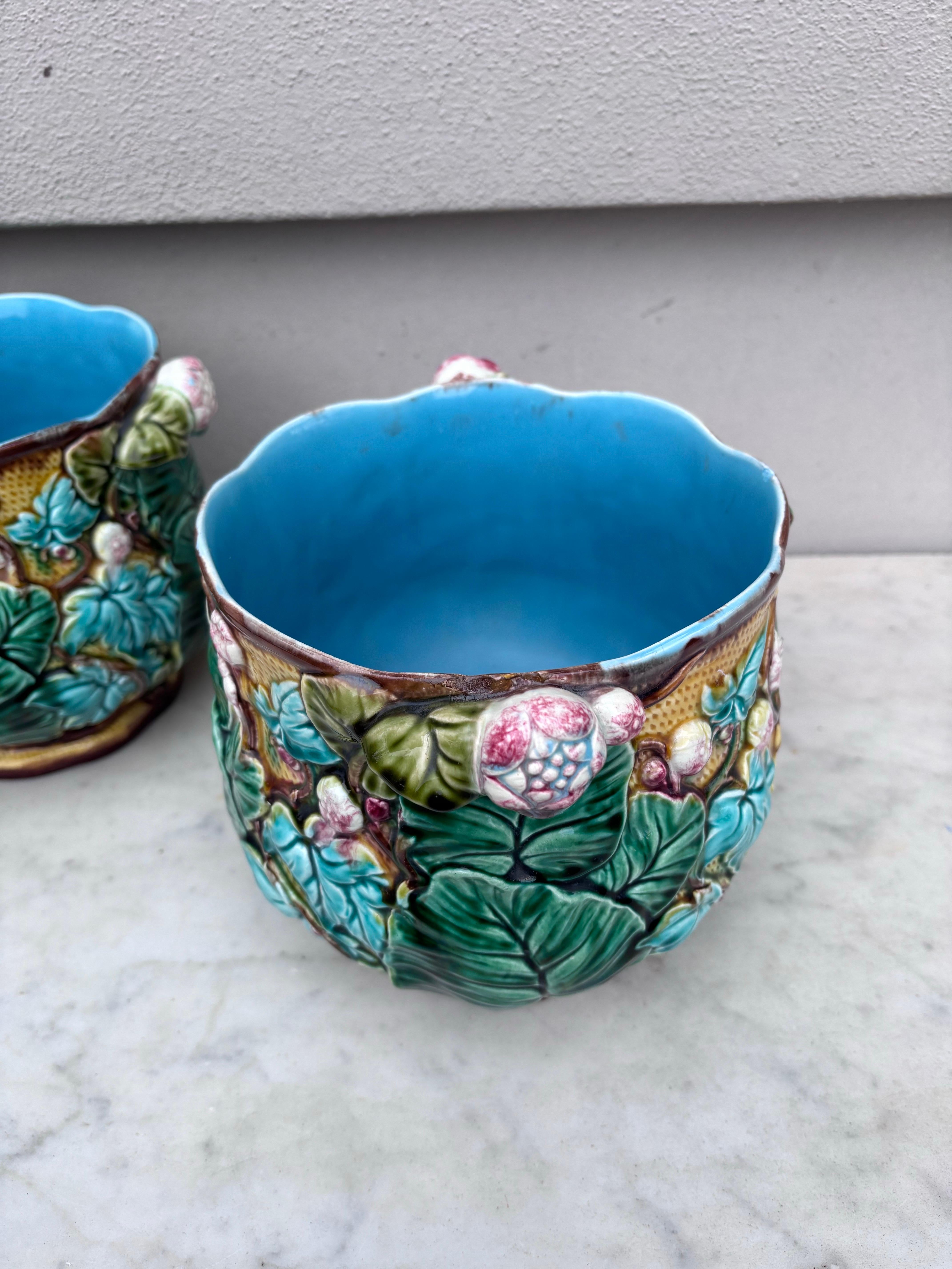 Français Paire de pots en majolique à fleurs et feuilles en Cache Luneville Circa 1890 en vente