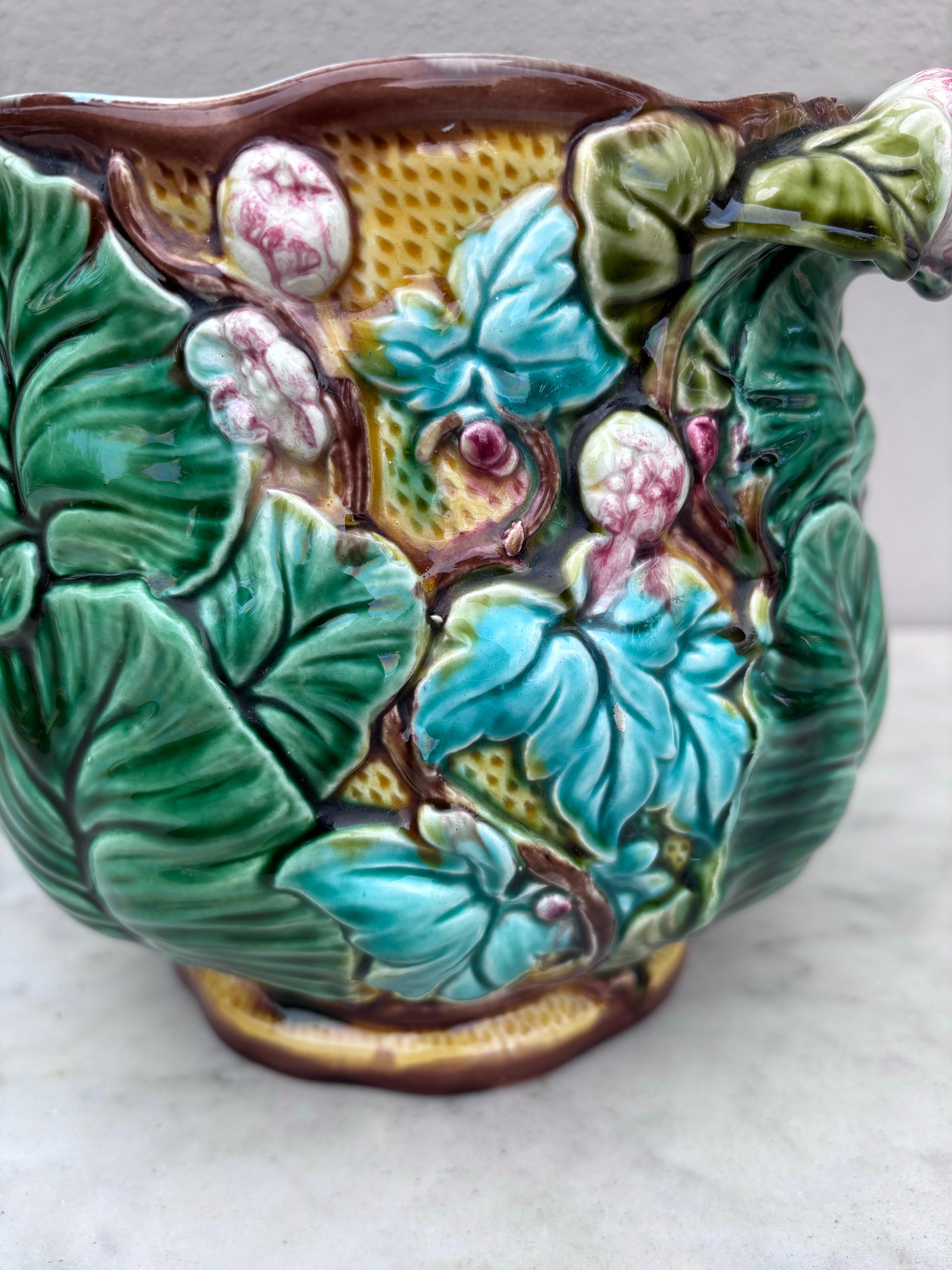 Céramique Paire de pots en majolique à fleurs et feuilles en Cache Luneville Circa 1890 en vente