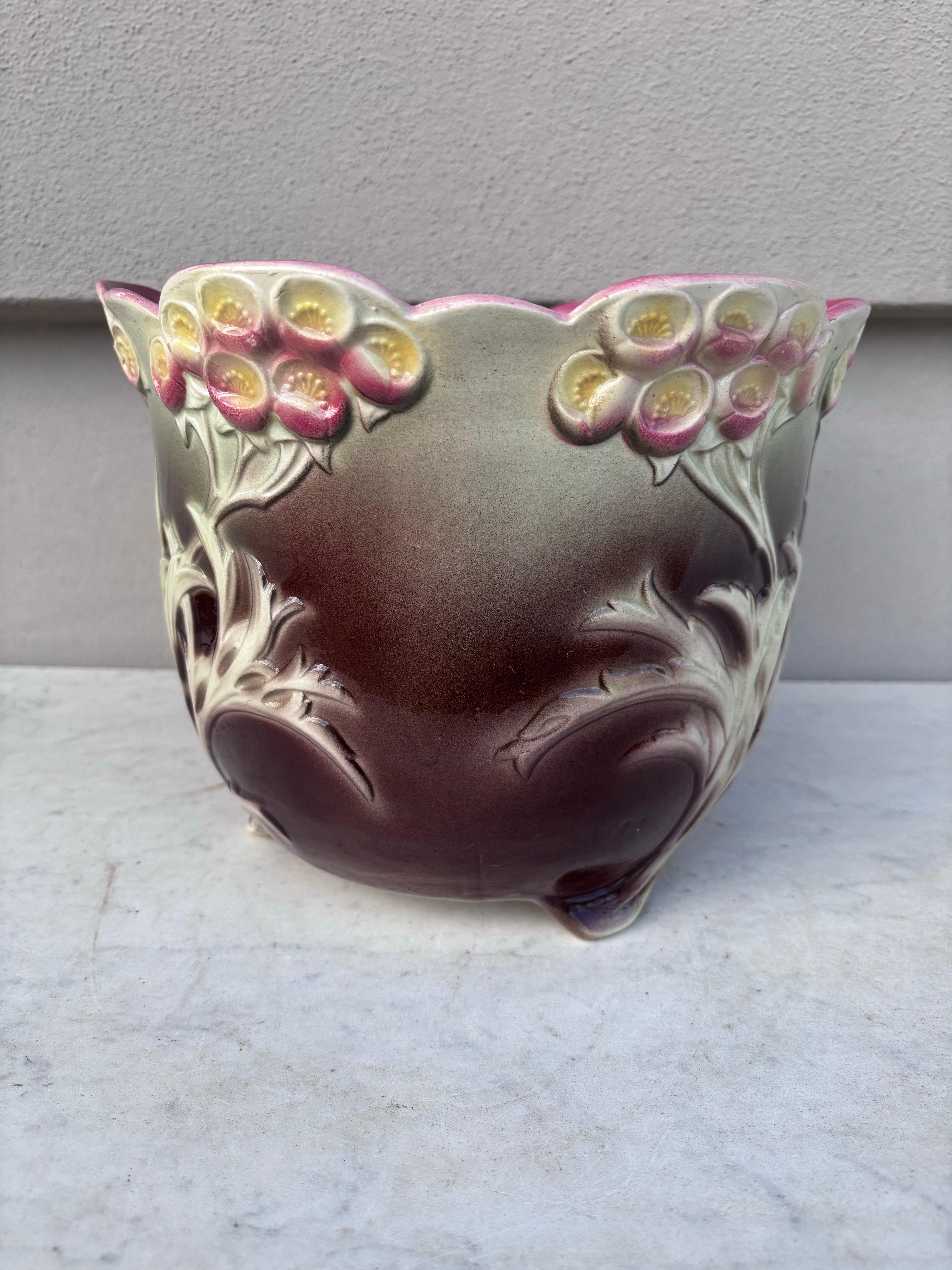 Cache pot en majolique pour fleurs vers 1900 signé Keller & Guerin Saint Clément.
