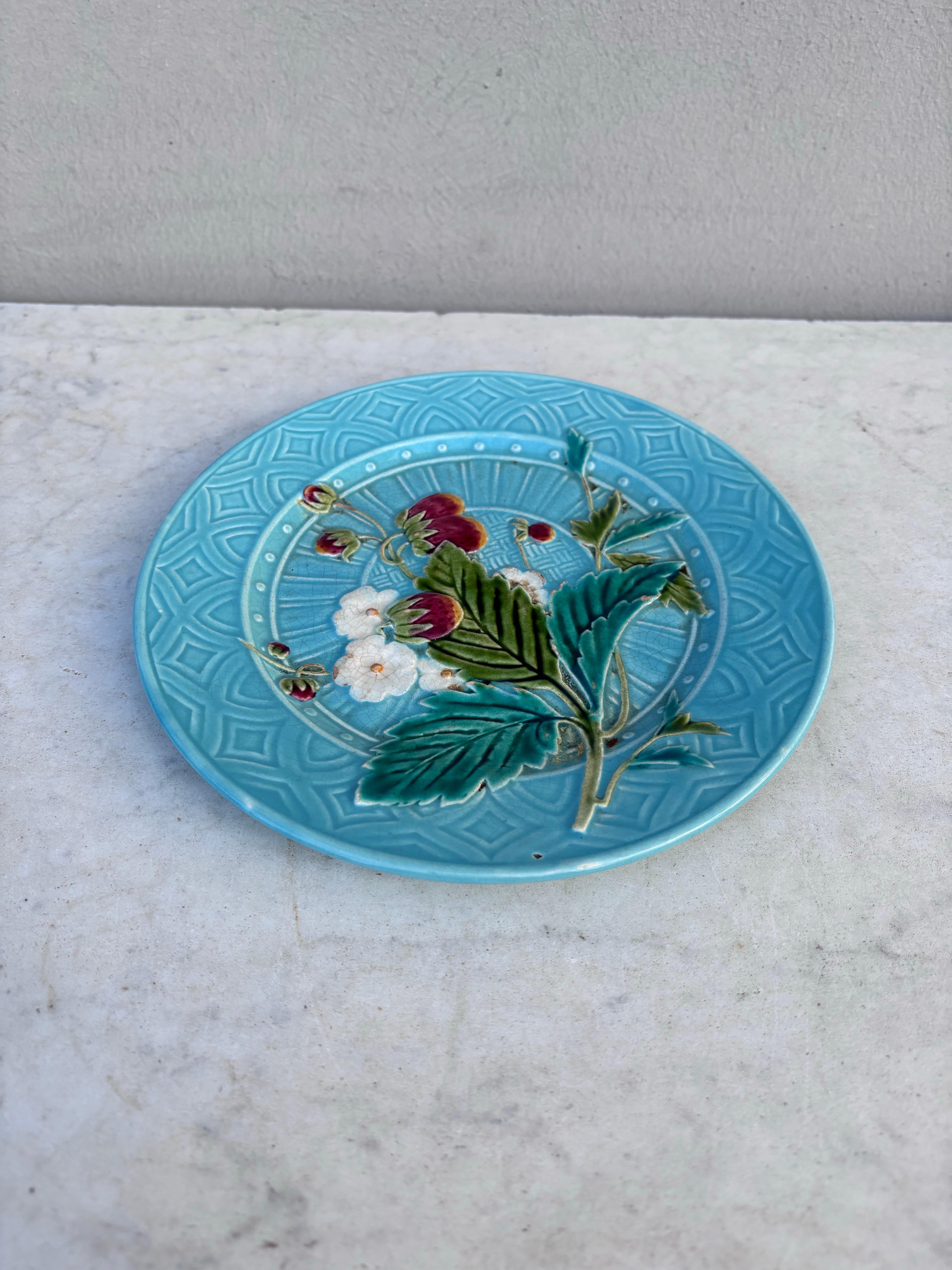 Assiette à fraises en faïence de Sarreguemines, vers 1880 en vente 1