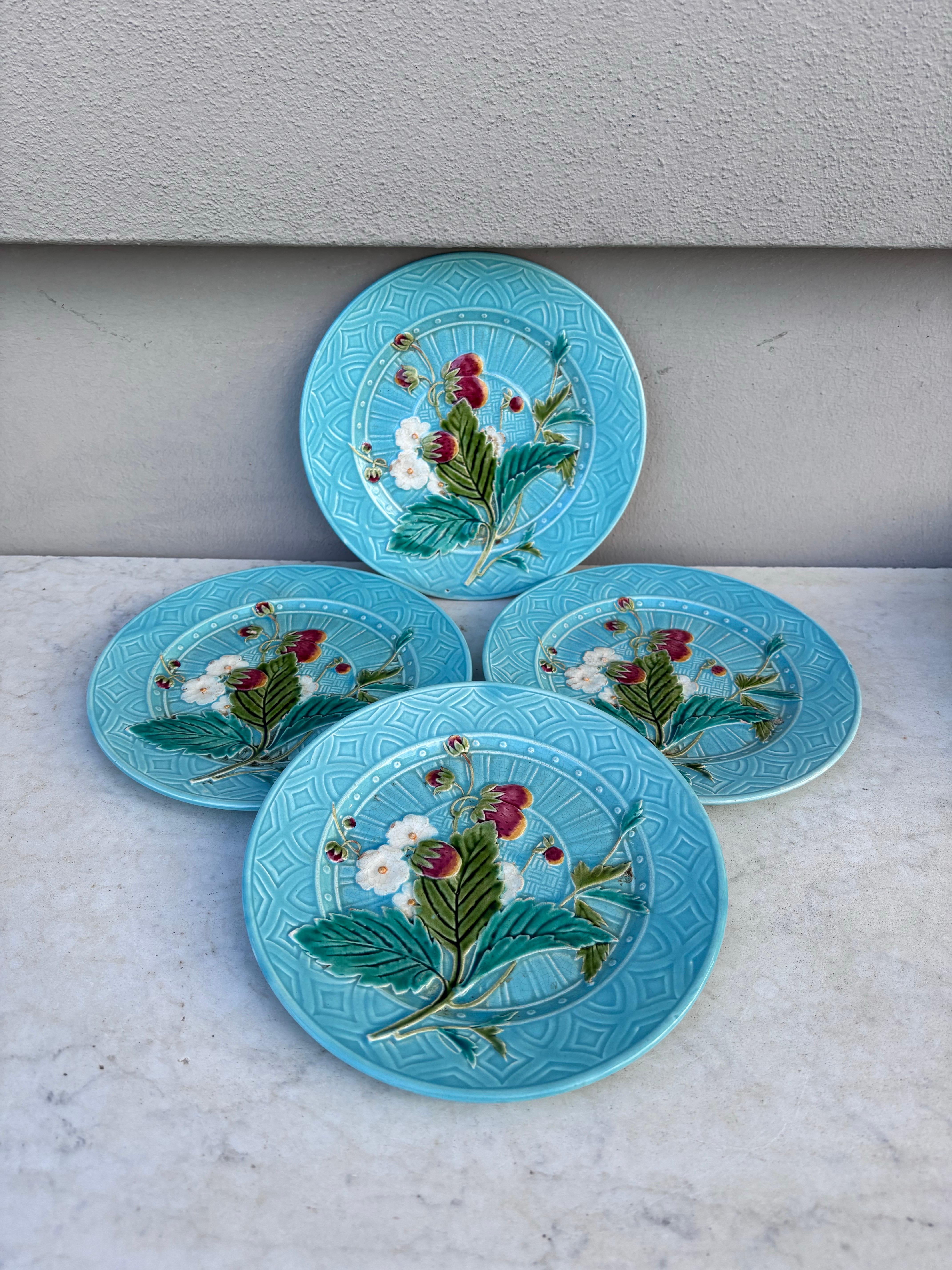 Céramique Assiette à fraises en faïence de Sarreguemines, vers 1880 en vente