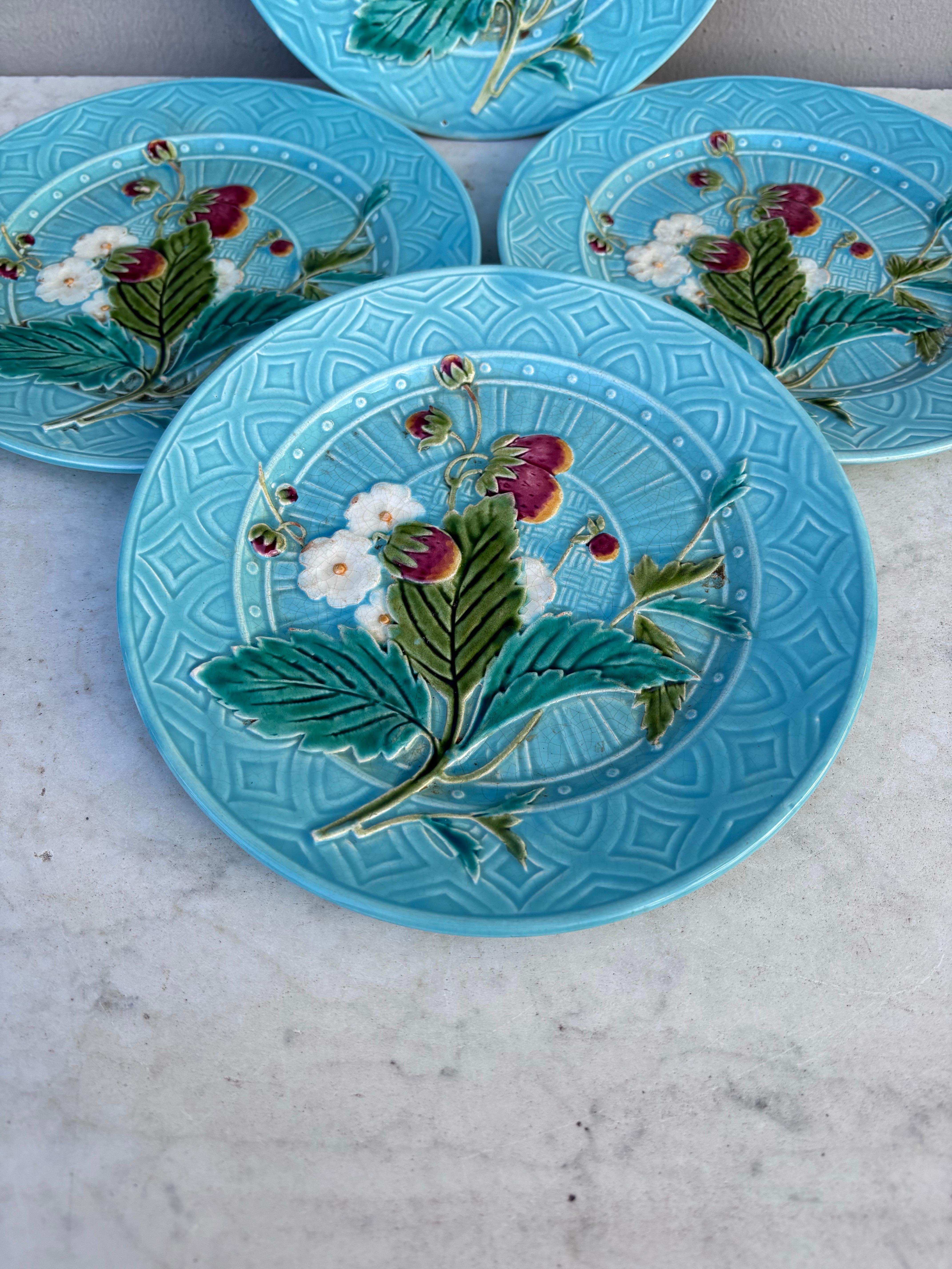 Fin du XIXe siècle Assiette à fraises en faïence de Sarreguemines, vers 1880 en vente