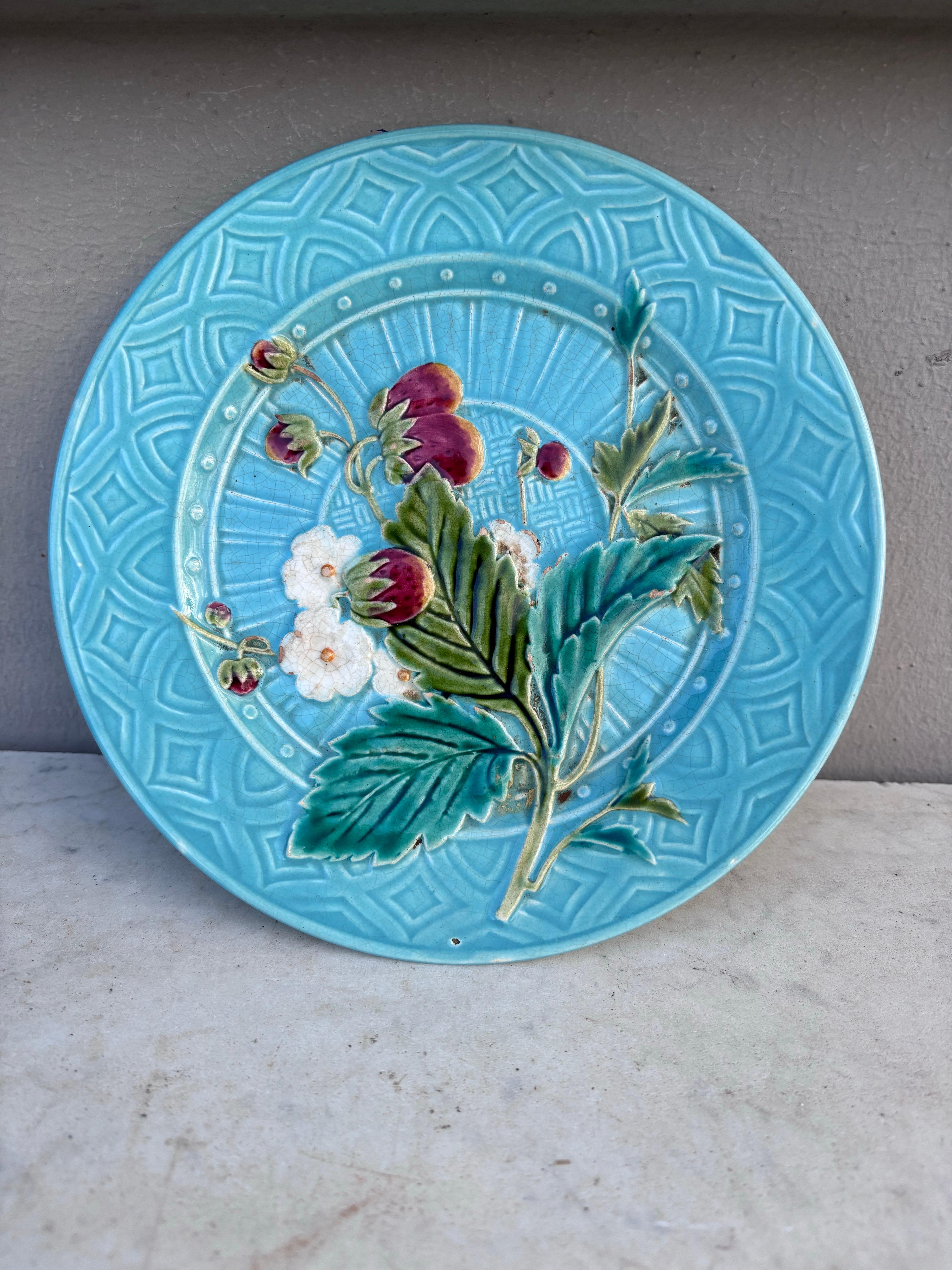 Plato de Fresas de Aqua Majolica Sarreguemines, circa 1880 en Bueno estado para la venta en Austin, TX