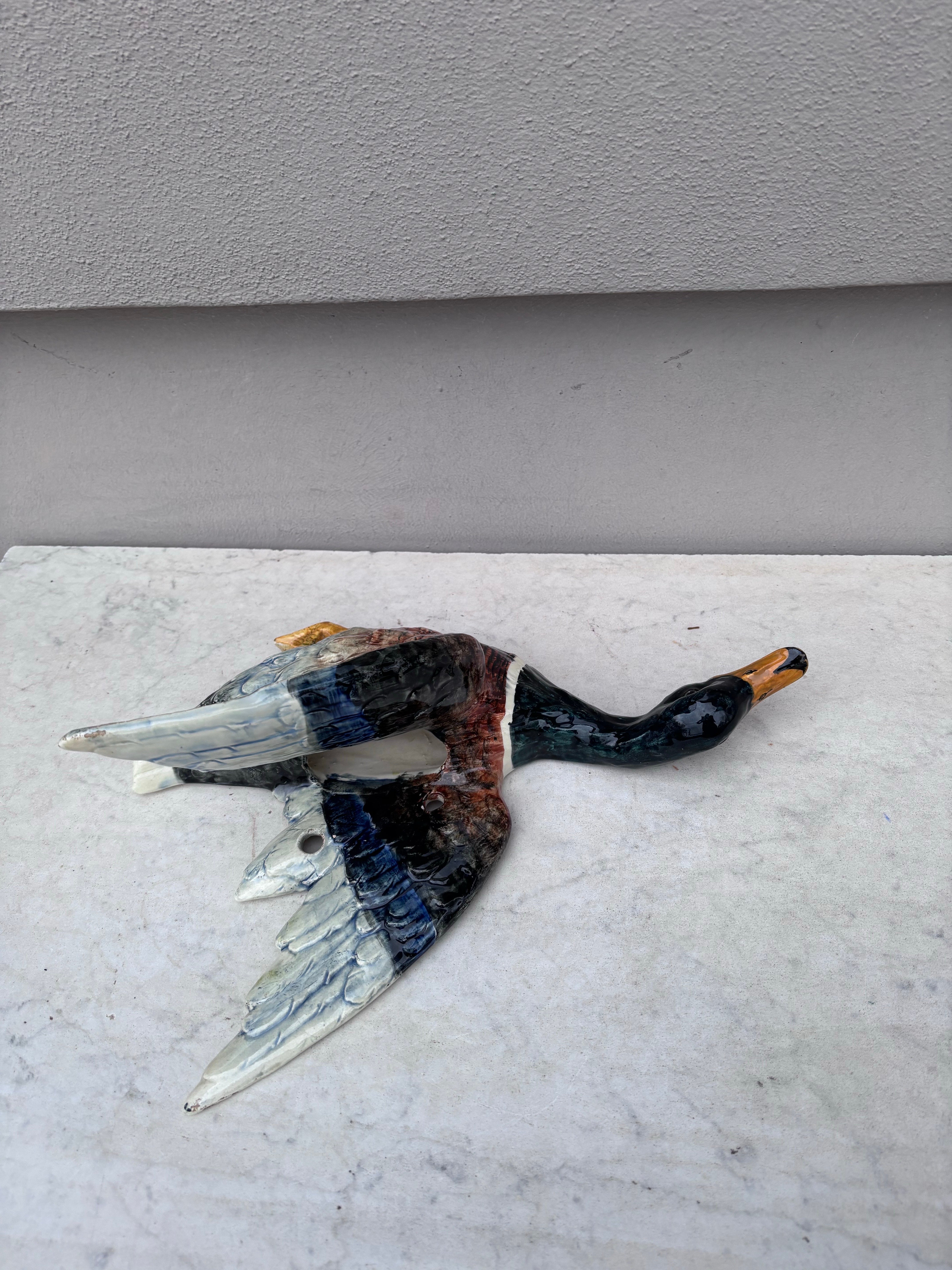 Bolsillo de pared de mayólica de pato Delphin Massier, circa 1890 en venta 1