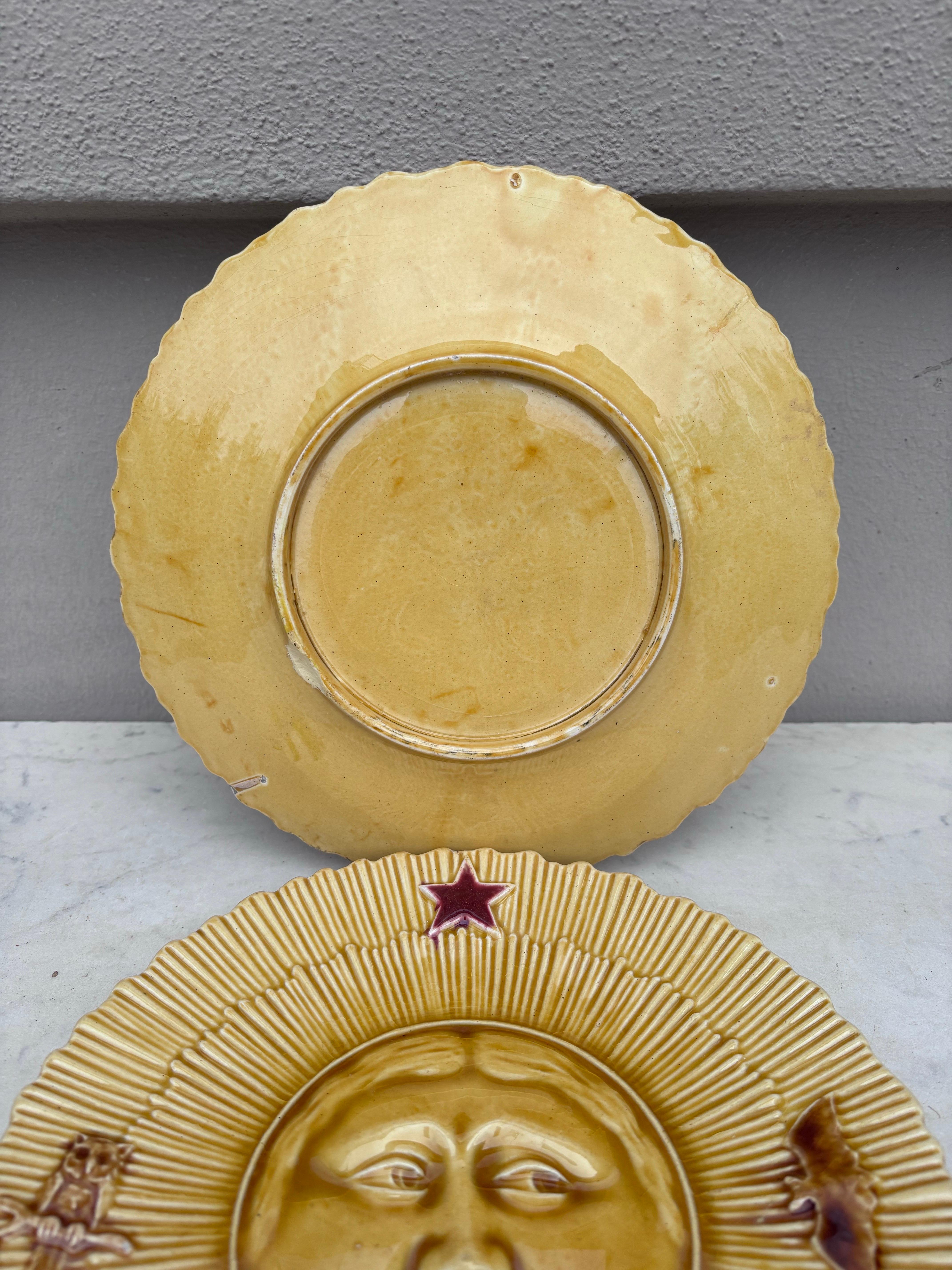 Pareja de platos de mayólica francesa Sol y Luna circa 1890 Francés en venta