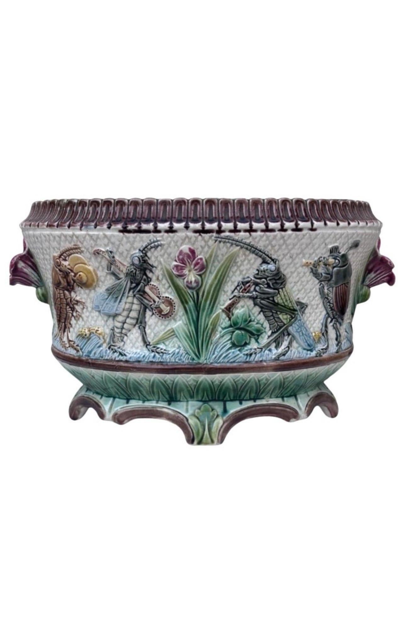 Cache pot en majolique du 19ème siècle Insectes Musiciens en vente 1