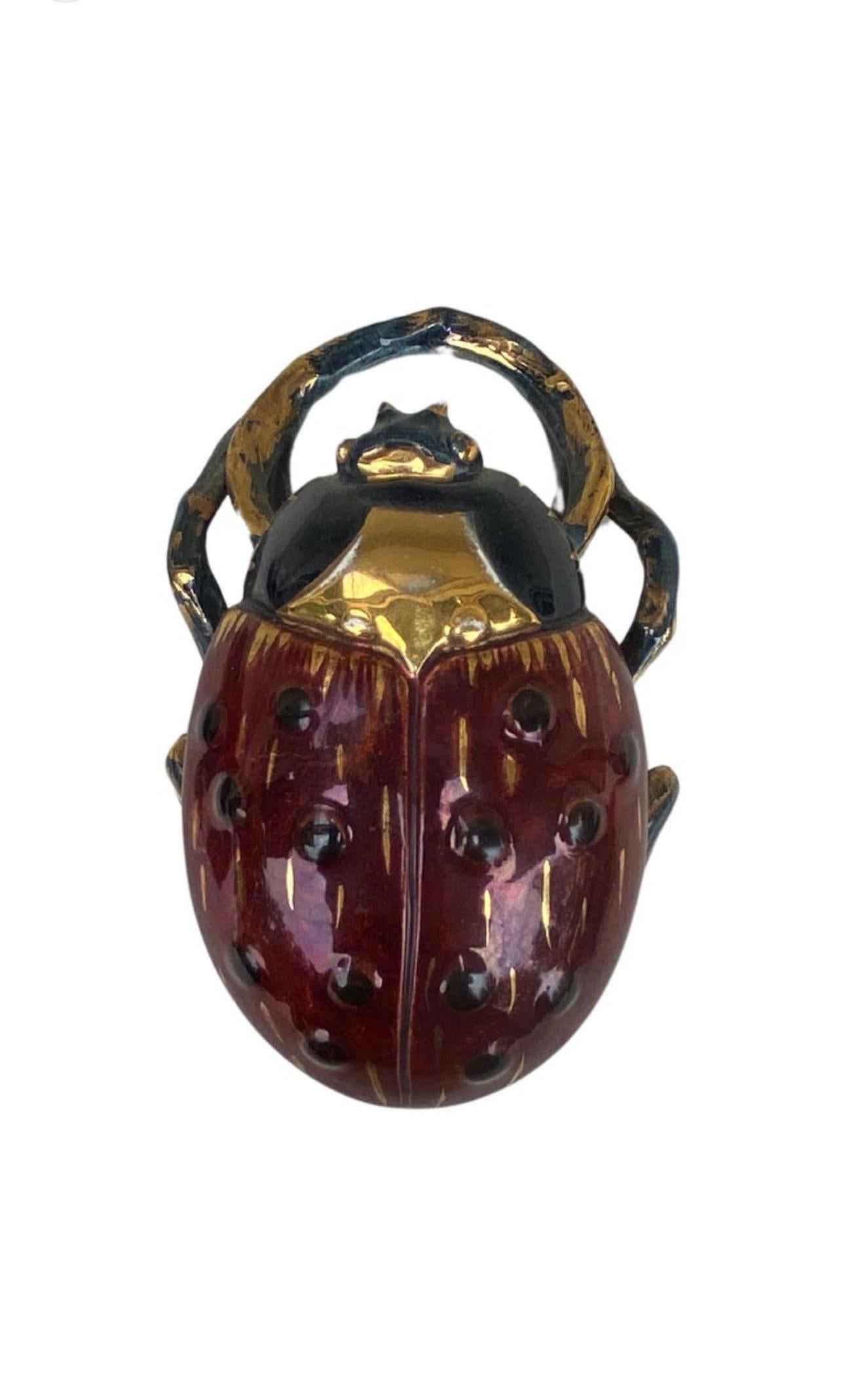 Cache pot en majolique du 19ème siècle Insectes Musiciens en vente 2
