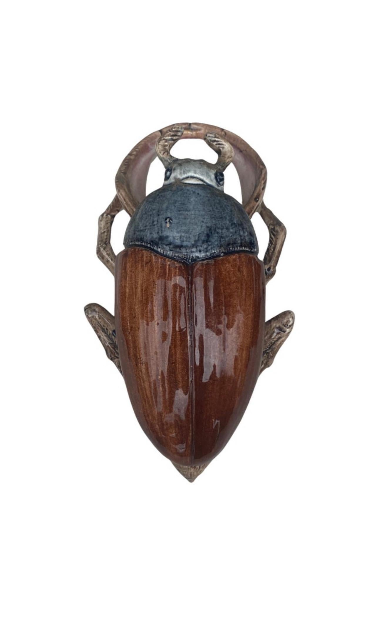 Cache pot en majolique du 19ème siècle Insectes Musiciens en vente 3