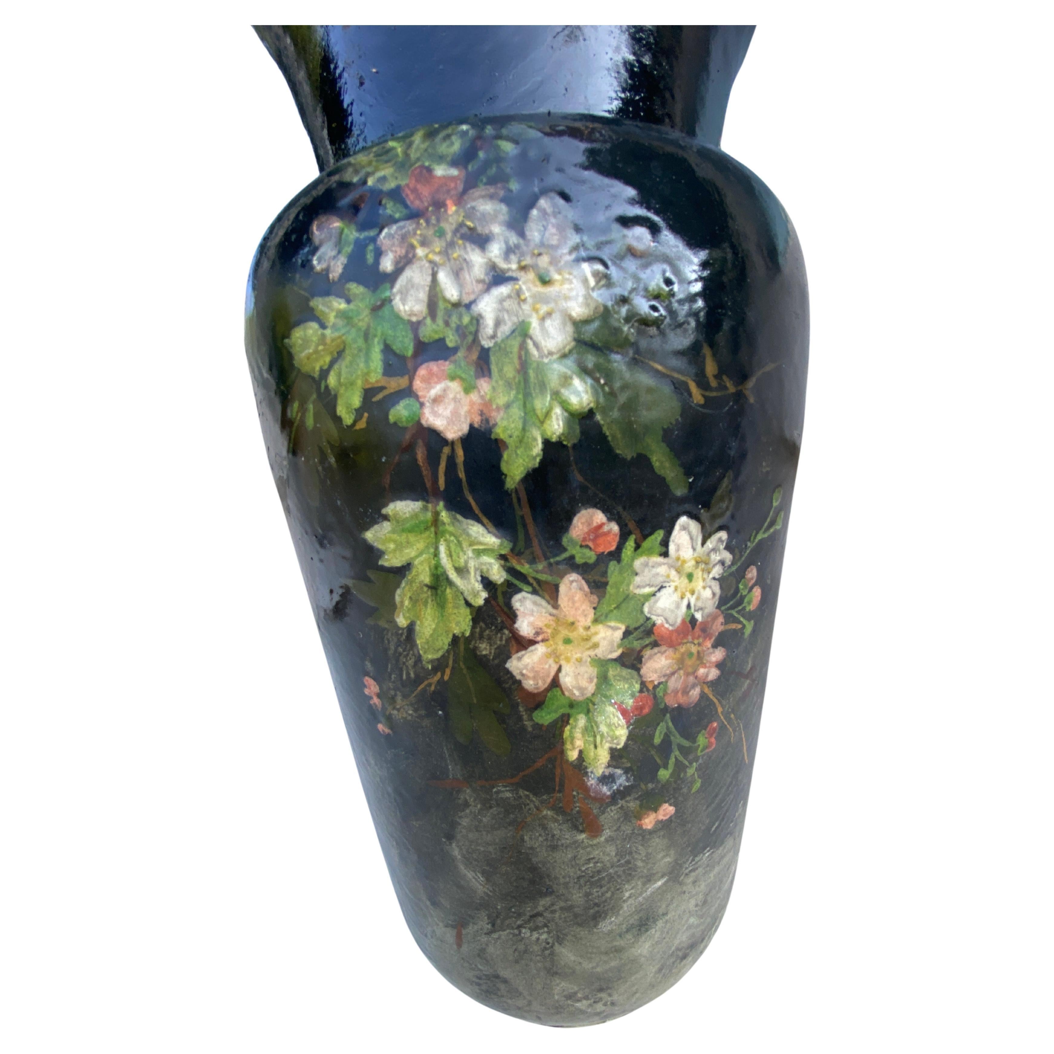 Große französische Majolika-Vase mit Blumen von Edouard Gilles, um 1880 (Ästhetizismus) im Angebot