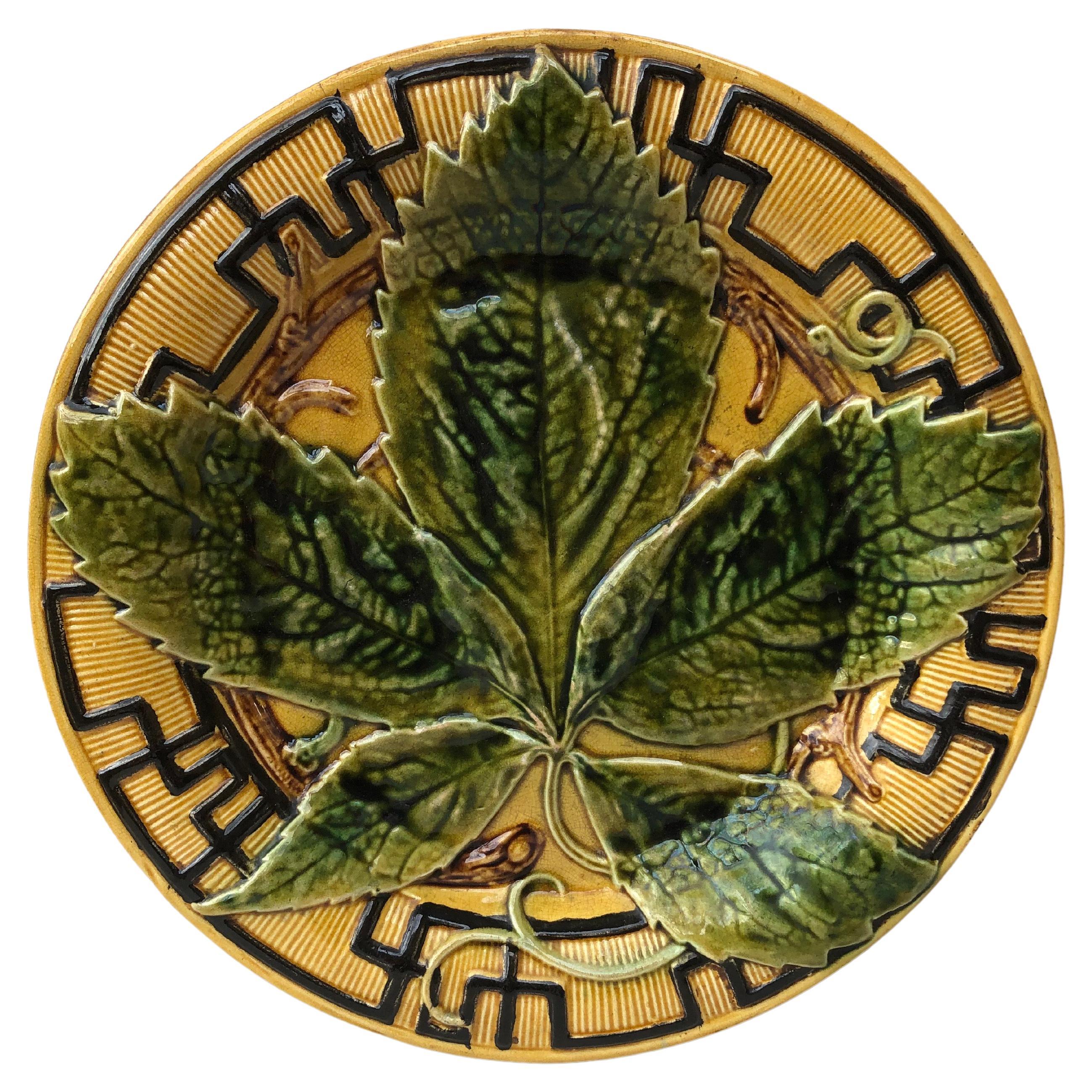 Grande piatto francese in maiolica con foglie di castagno, 1880 circa