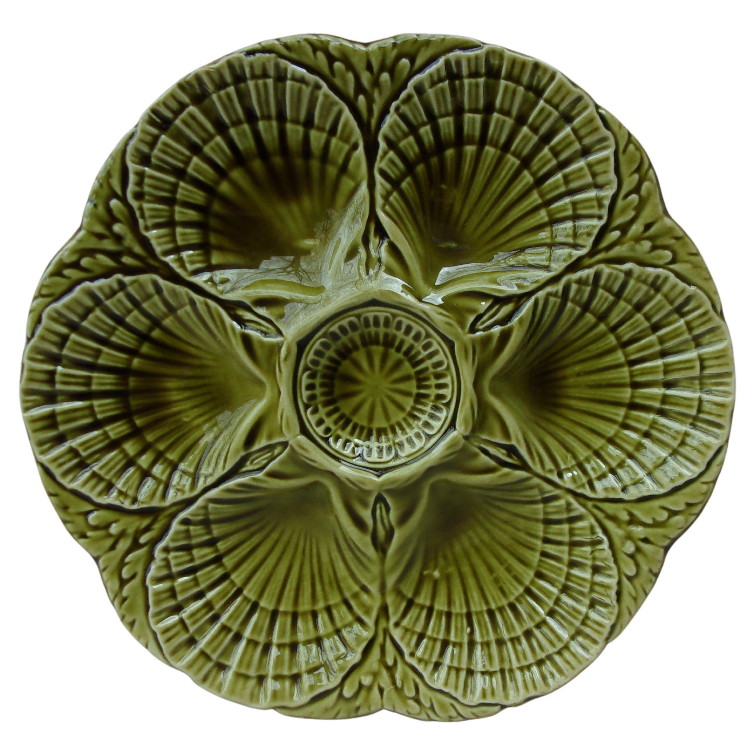 Plato de ostra de mayólica verde francesa Sarreguemines, circa 1930