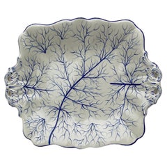 Assiette rectangulaire en majolique anglaise bleue et blanche, vers 1890