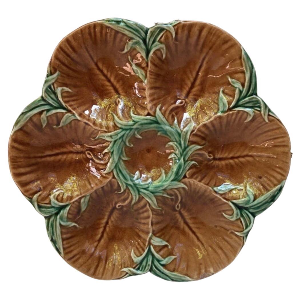 Assiette à huîtres en majolique chocolat du 19ème siècle Luneville