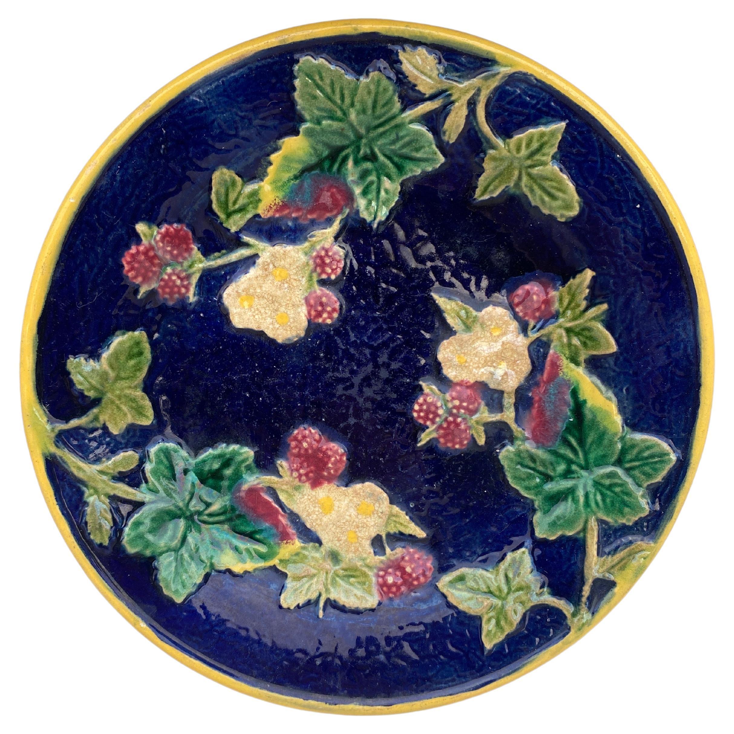 19th Century English Majolica Berries Plate For Sale
