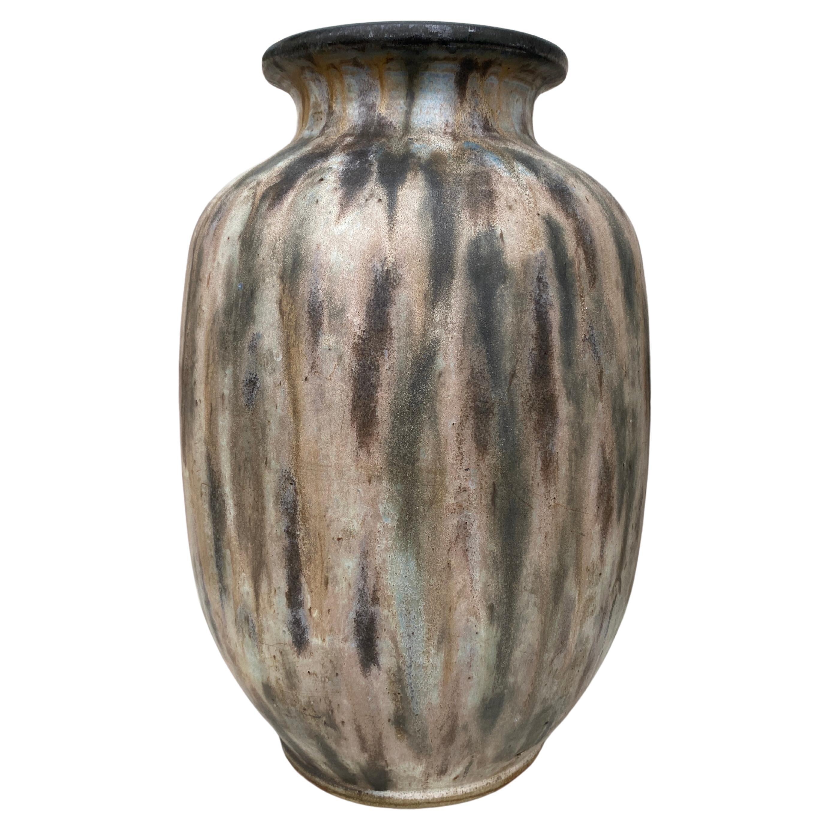 Très grand vase en poterie signé Antoine Dubois pour Bouffioulx circa 1930.
Hauteur / 15,5 pouces.