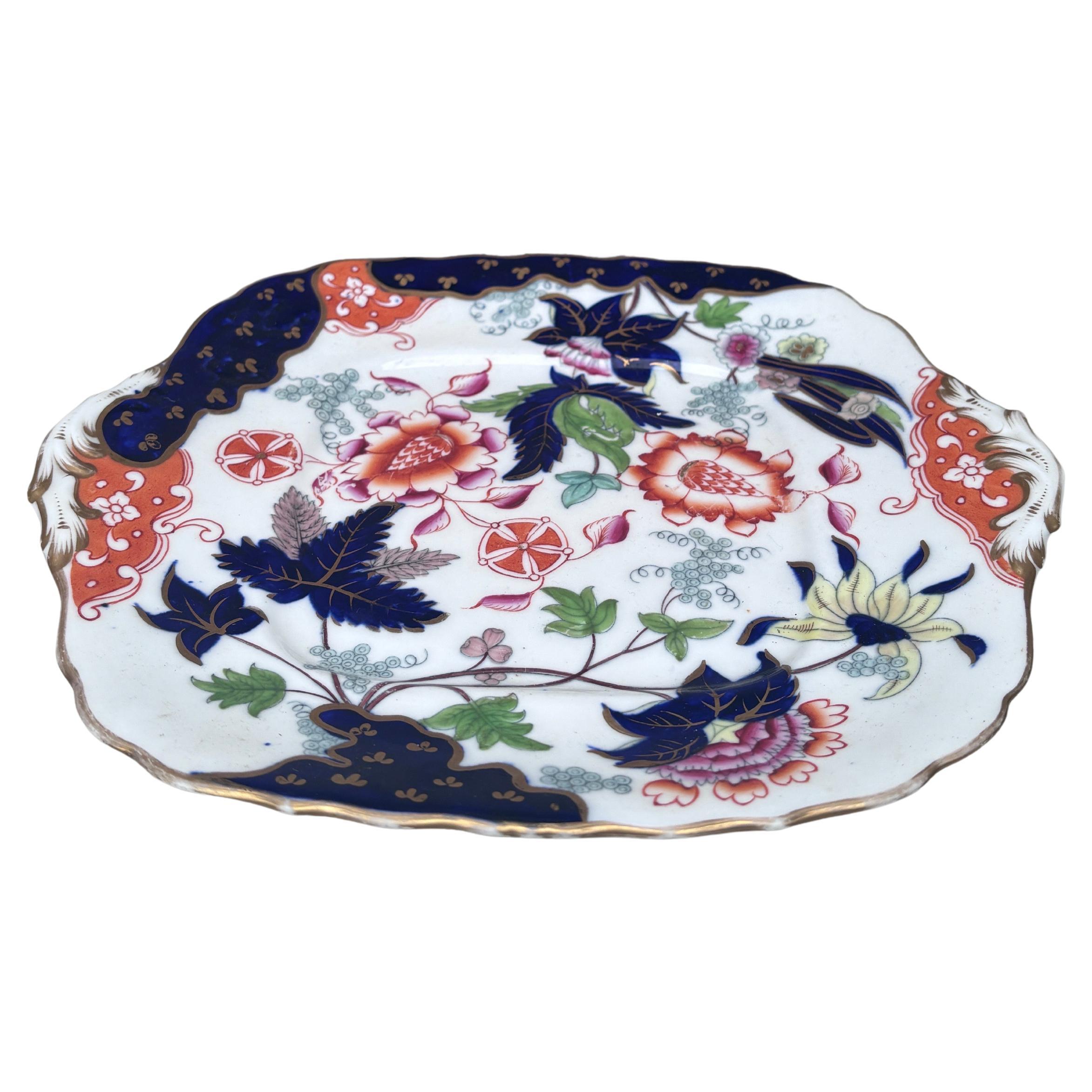 Piatto inglese in pietra ferrosa del 1890 circa.
Stile Chinoiserie o Imari, decorato con fiori.
