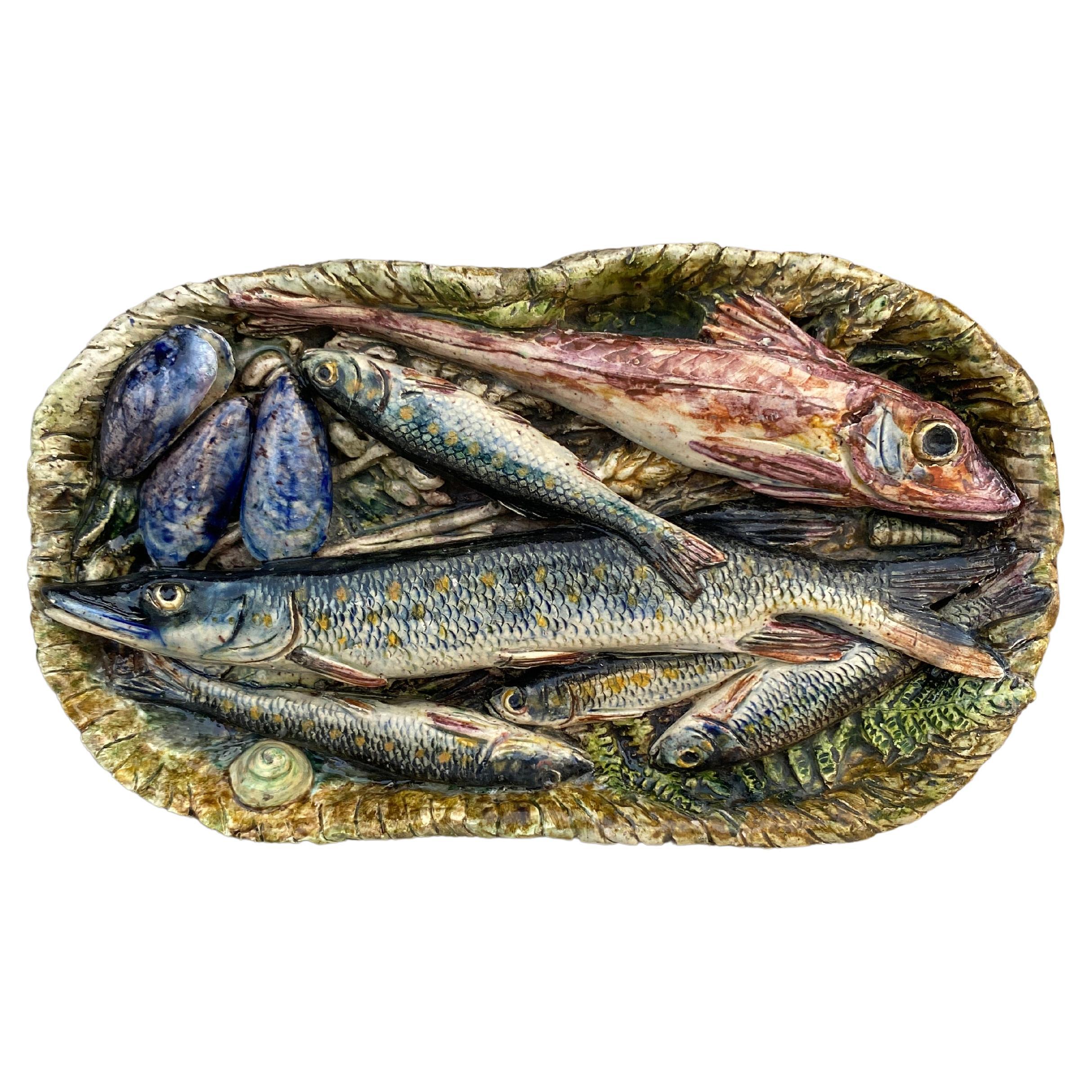 Raro piatto da portata in maiolica Palissy del XIX secolo con cesto di pesce Leon Brard