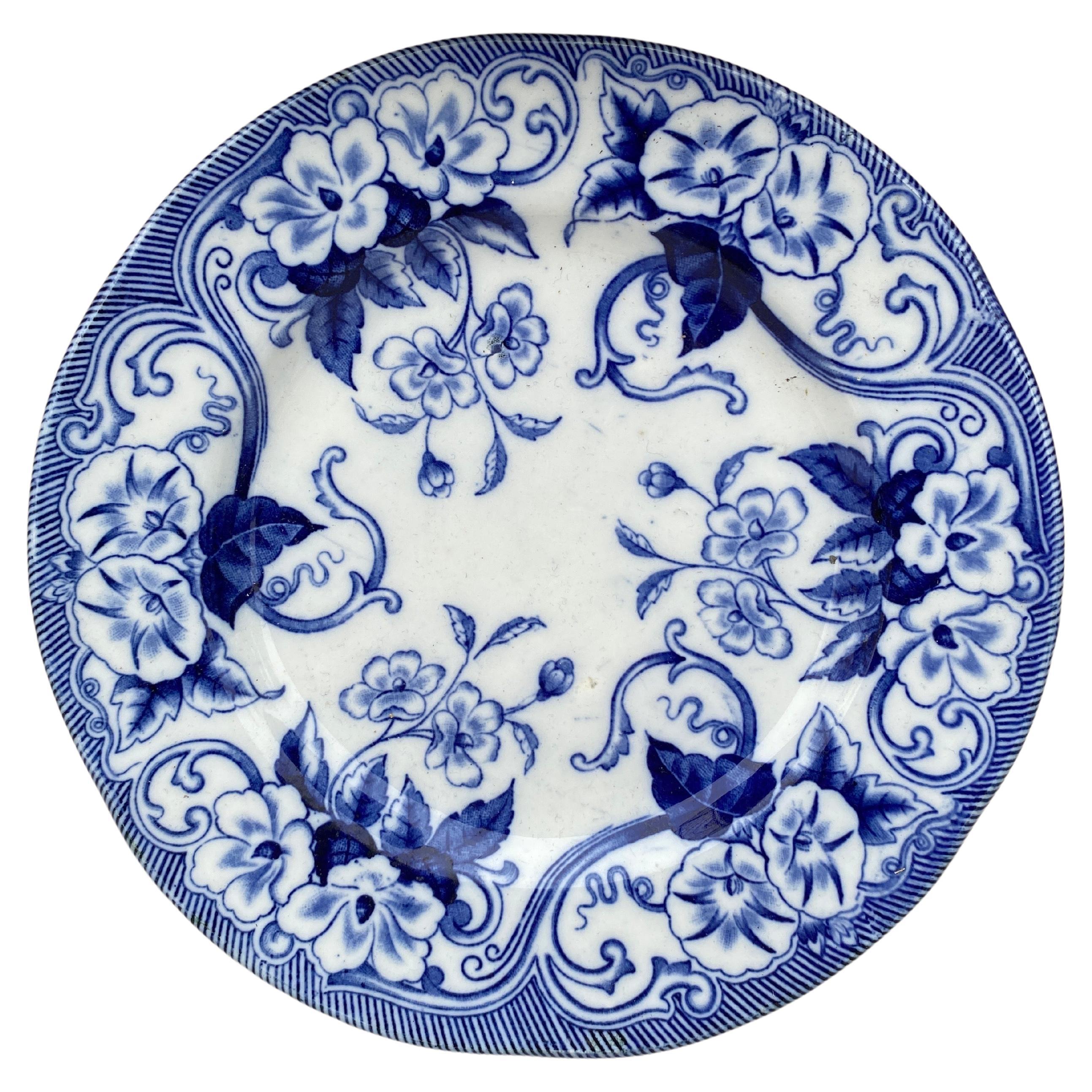 Blau-weißer Dessertteller aus dem 19. Jahrhundert mit Blumenmotiv von Flora Creil & Montereau