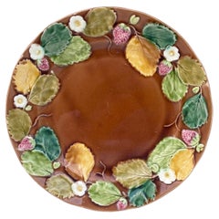 Piatto di fragole in maiolica francese del XIX secolo Luneville