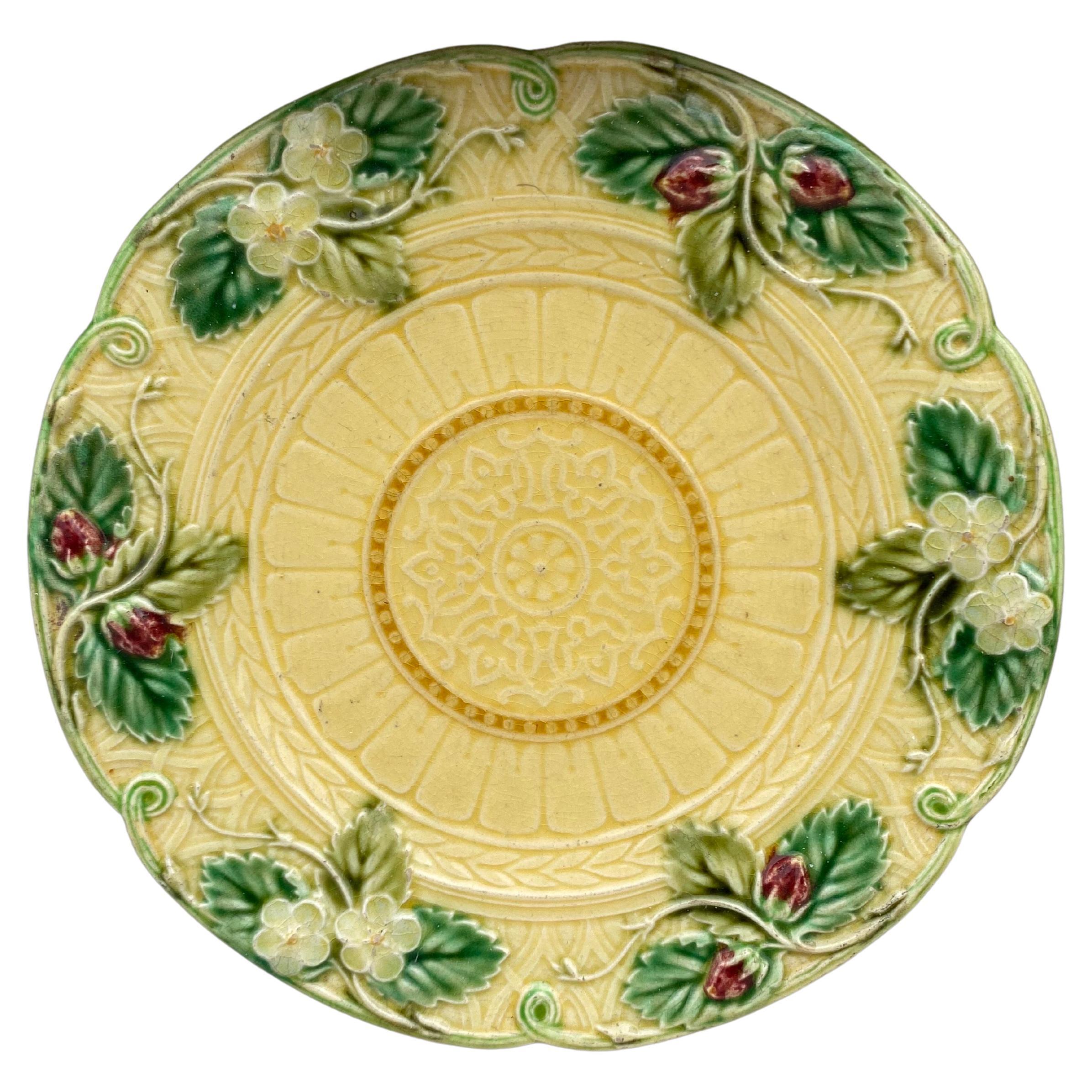 Majolica Strawberries Plate Sarreguemines, circa 1880 For Sale