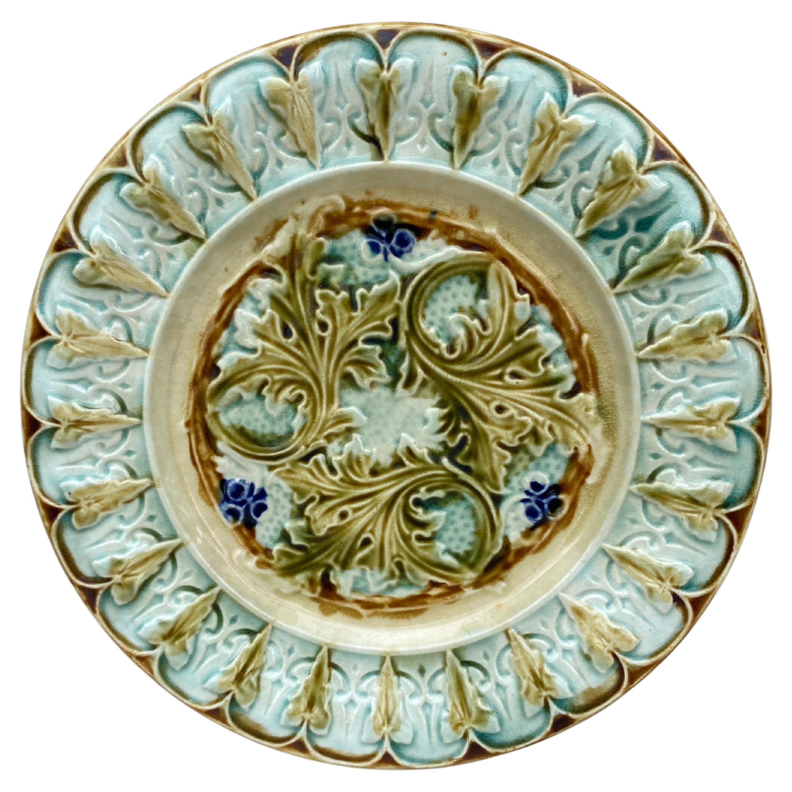 French Green Majolica Acanthus Leaves Plate, circa 1880 For Sale