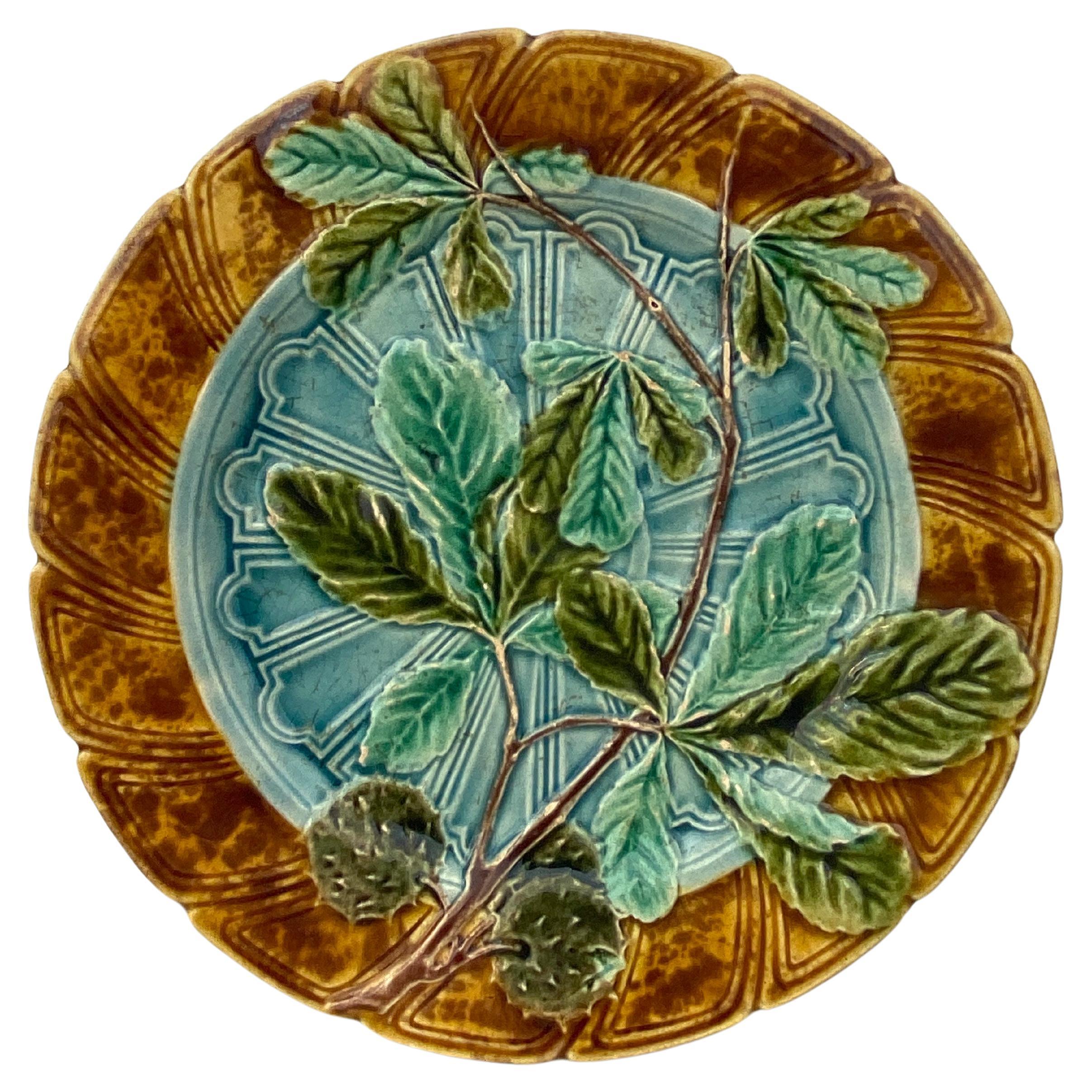 Sarreguemines-Teller aus Kastanienholz mit Blättern aus Majolika, um 1890