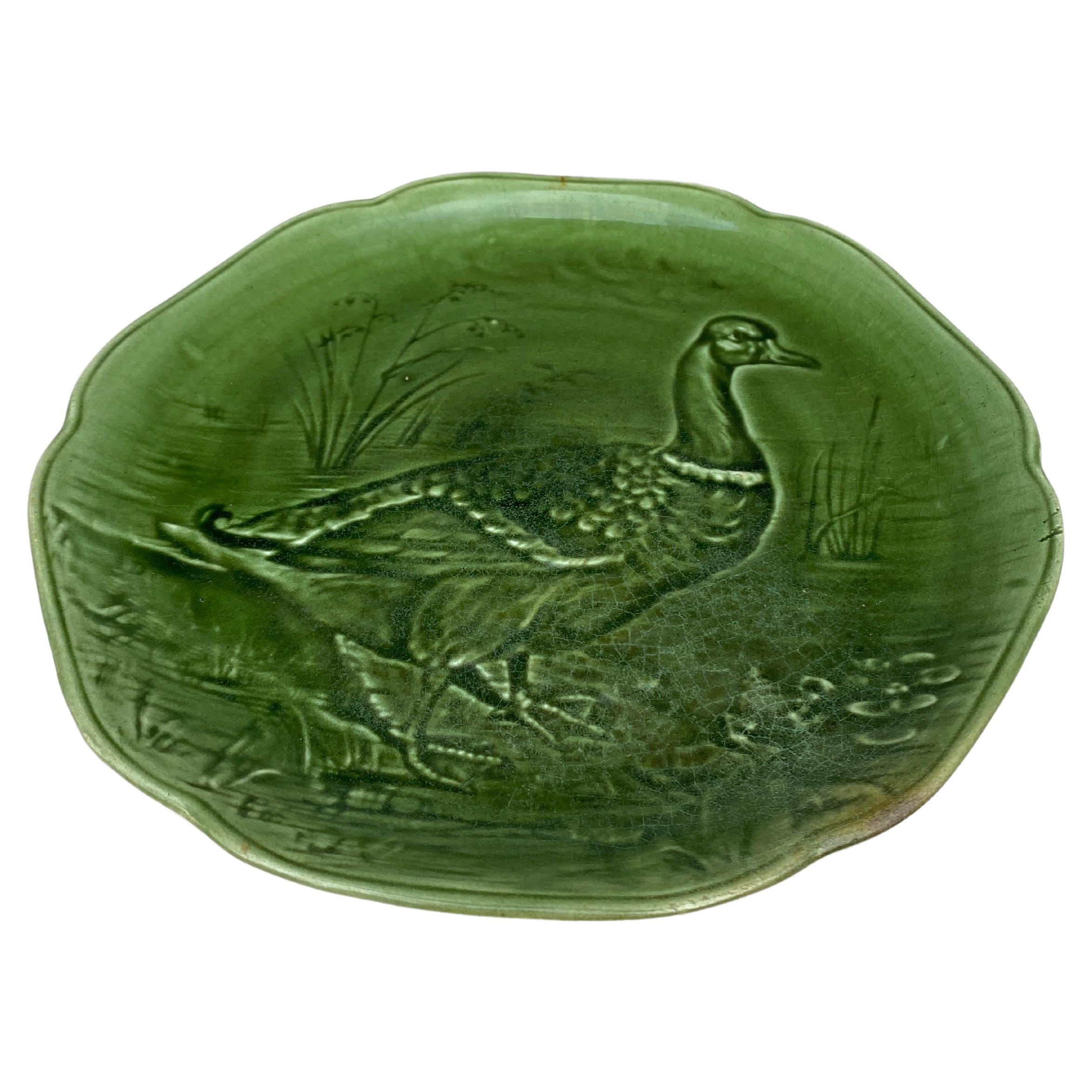 Assiette à canard colvert en majolique verte du XIXe siècle Hippolyte Boulenger Choisy-le-Roi, vers 1890.
La manufacture de Choisy-le-Roi était l'une des plus importantes à la fin du 19ème siècle, elle produisait des céramiques de très haute qualité