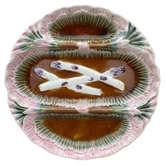 Assiette à asperges en majolique française, vers 1890