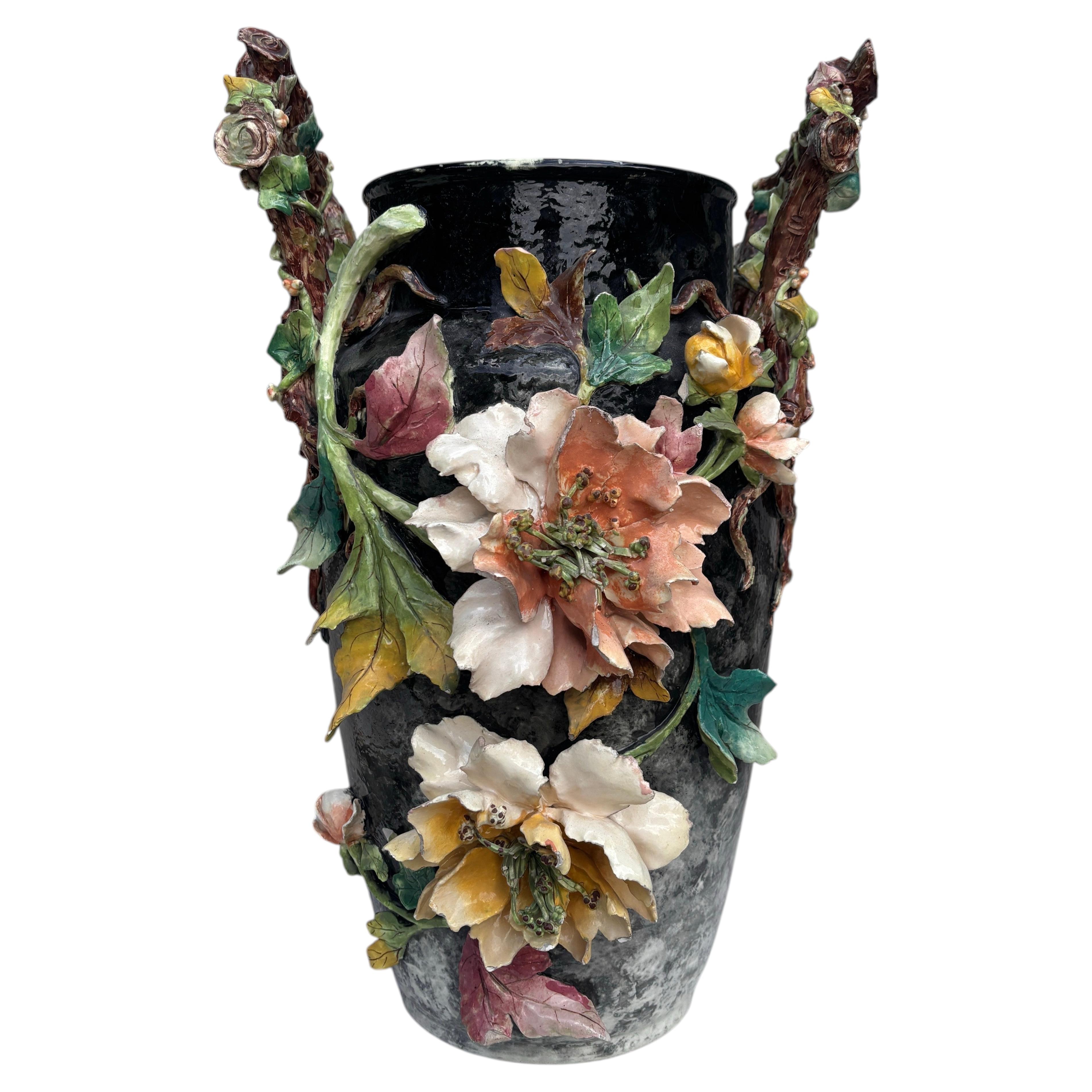 Vaso francese in maiolica del XIX secolo con motivi floreali e manici di grandi dimensioni