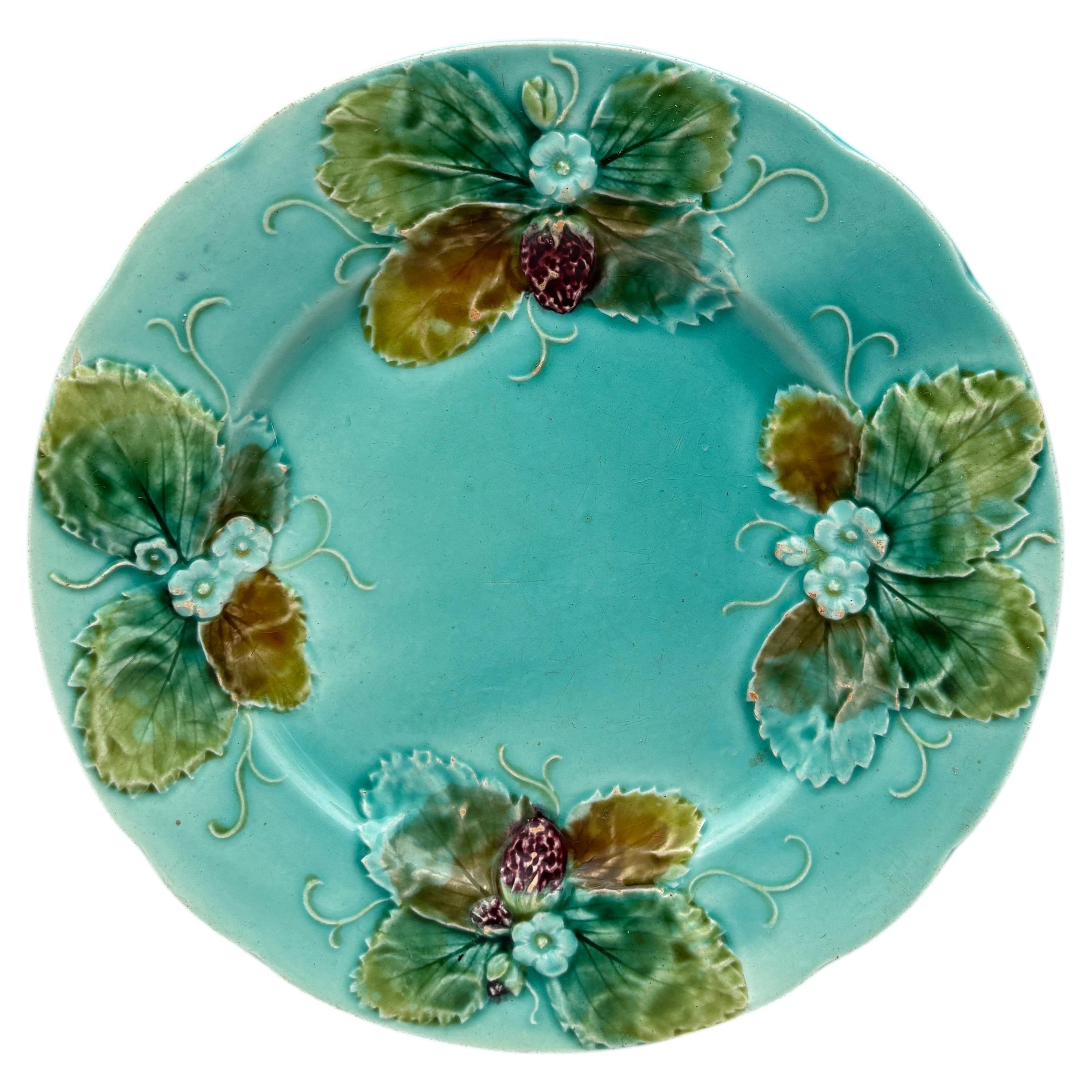 French Majolica Strawberries Plate Luneville, circa 1880 For Sale