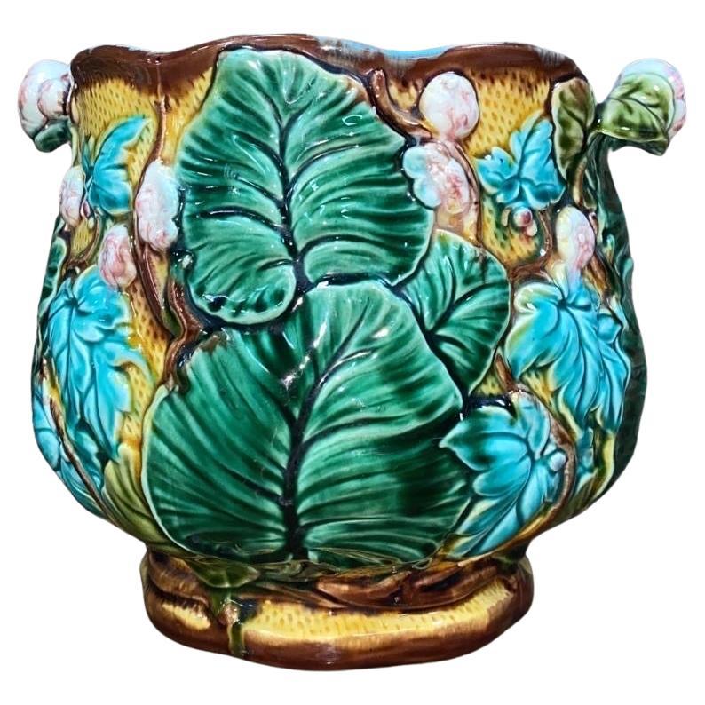 Paire de pots à caches en majolique signés Luneville, datant de 1890,
H / 7 pouces , D / 9 pouces par 7 pouces.