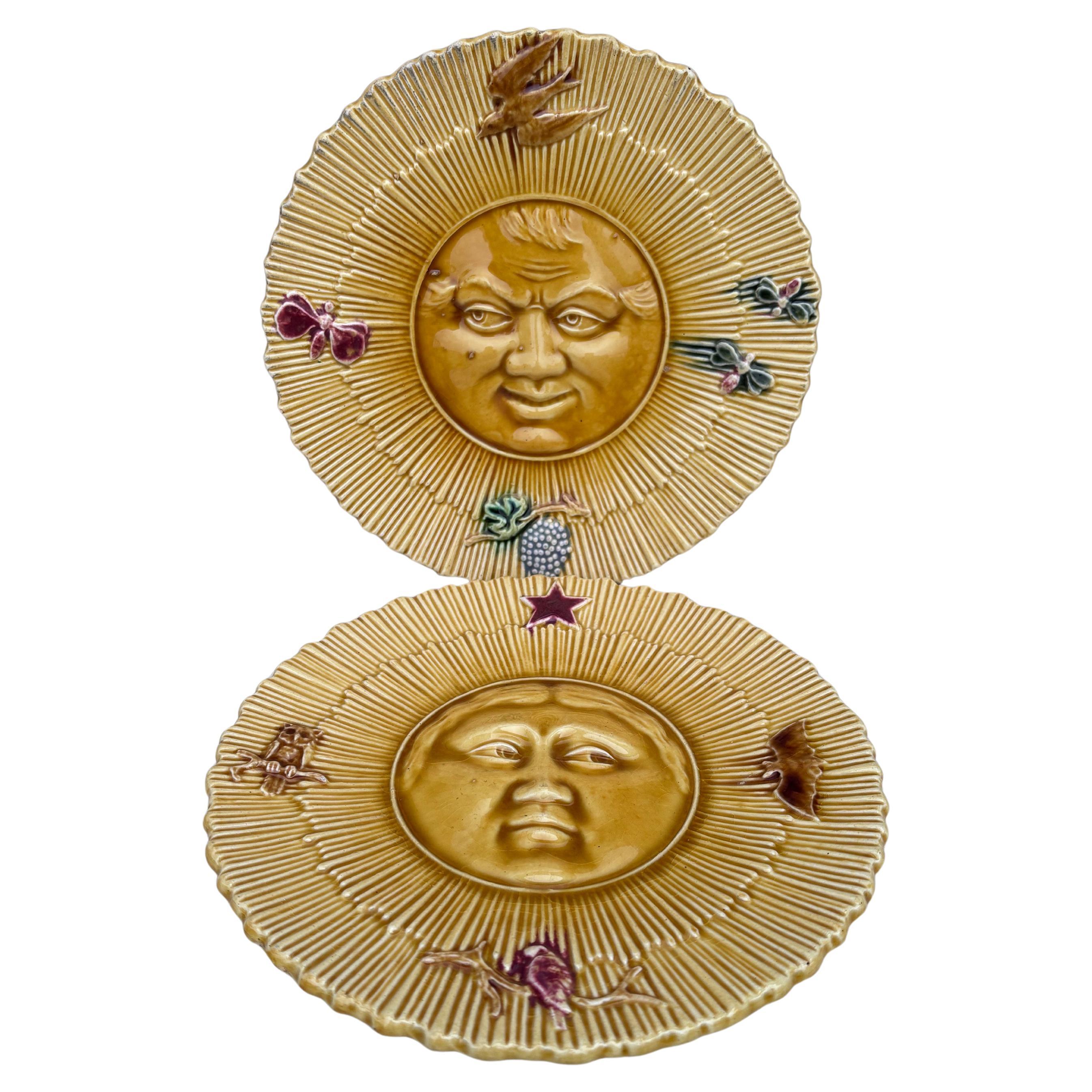Coppia di piatti in maiolica francese Sole e Luna del 1890 circa