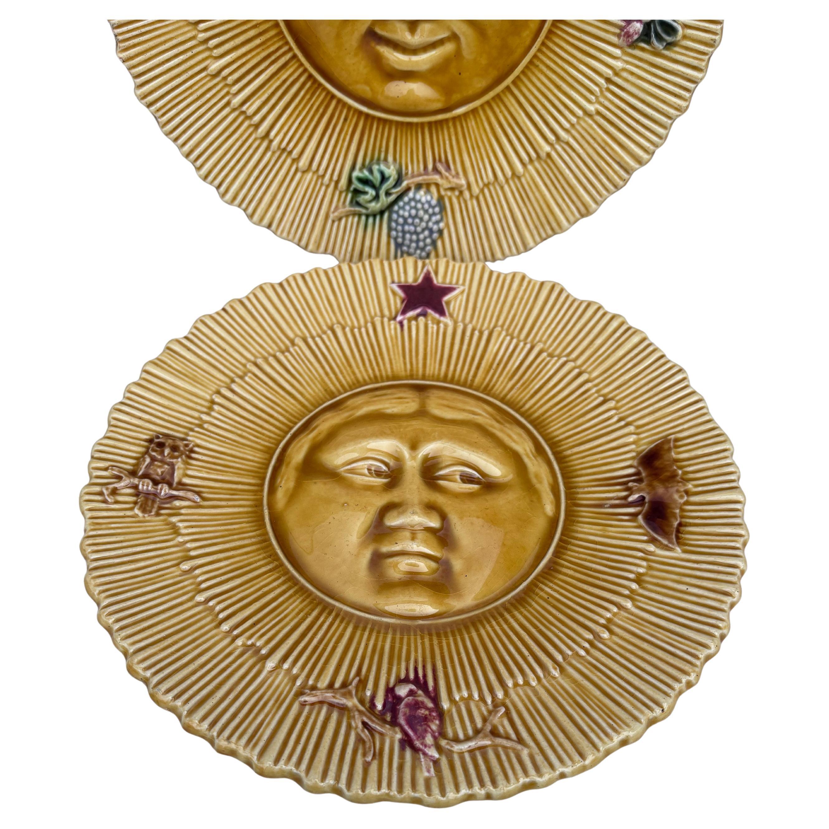 Pareja de platos de mayólica francesa Sol y Luna circa 1890 Provincial francés en venta