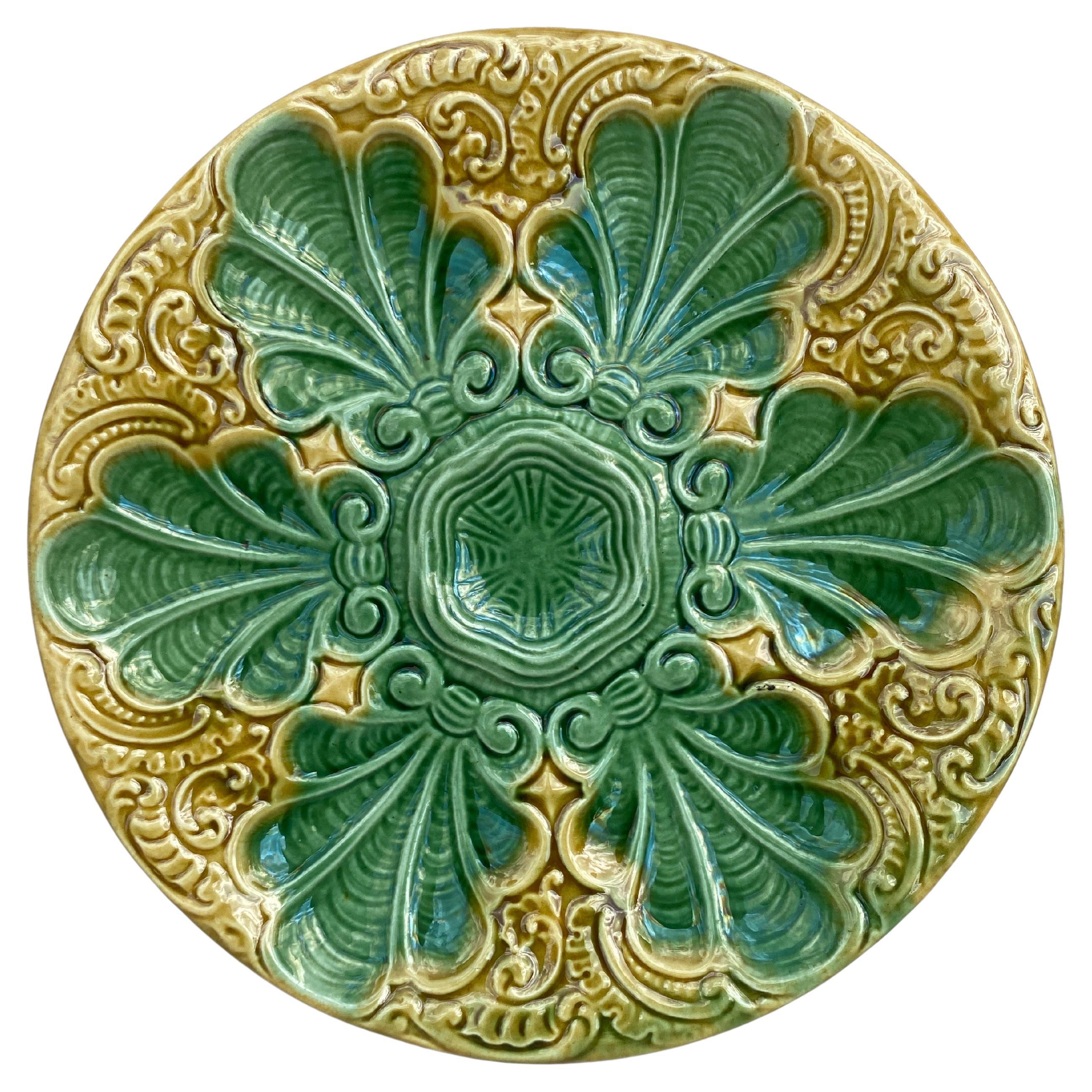 Plato de ostra de mayólica verde y amarilla del siglo XIX