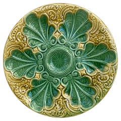 Plato de ostra de mayólica verde y amarilla del siglo XIX