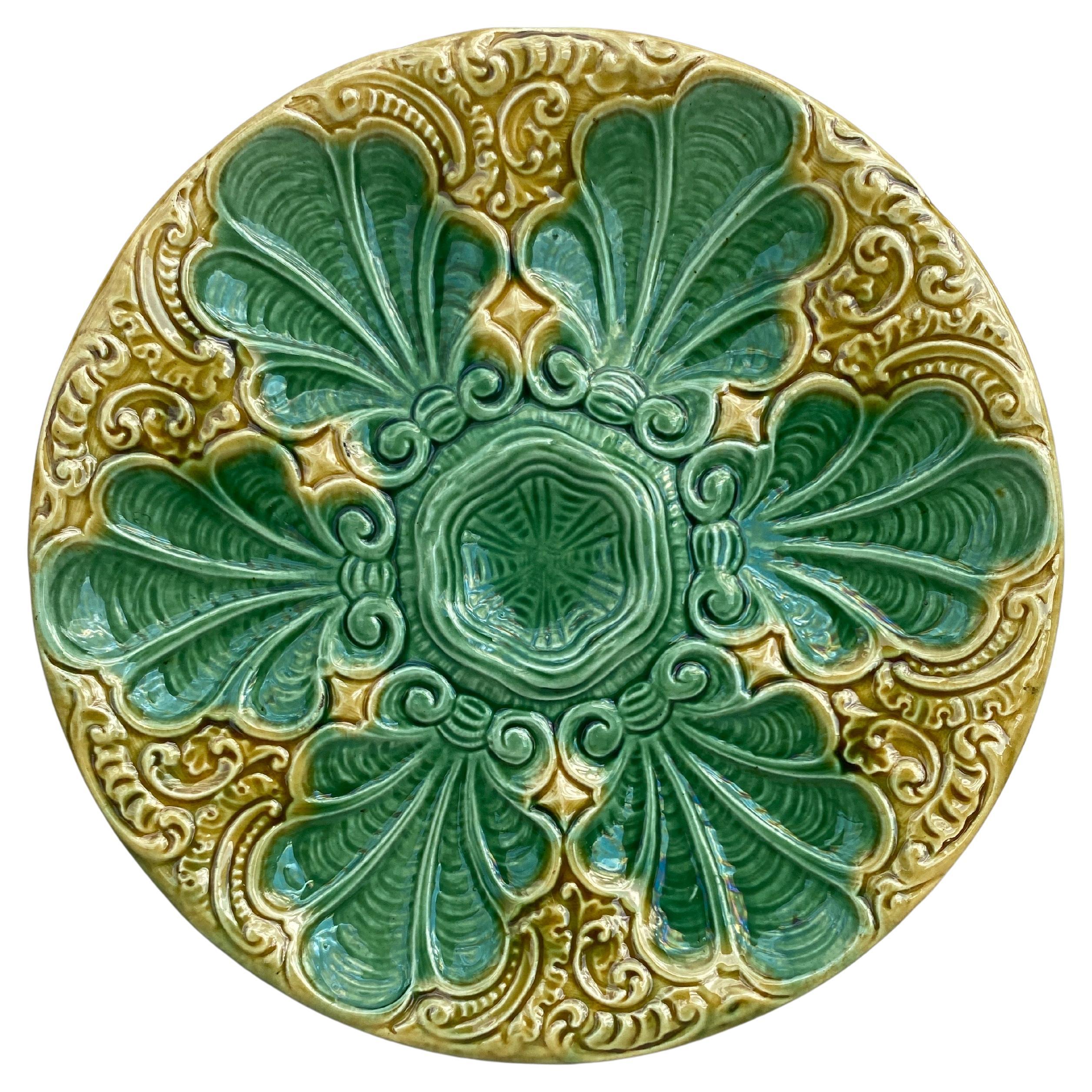 Plato de ostra de mayólica verde y amarilla del siglo XIX en venta