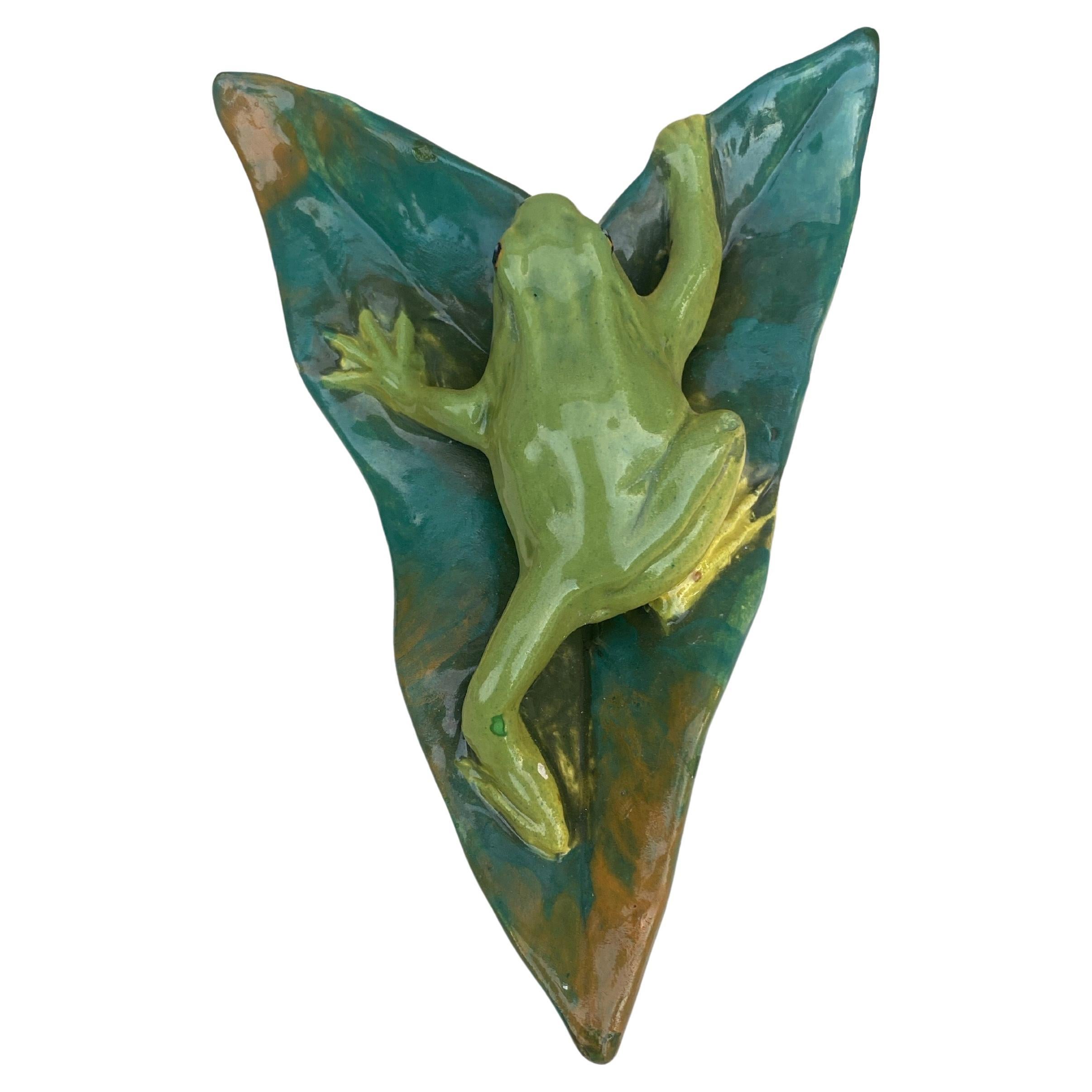 Tasca da parete a rana in maiolica francese Jerome Massier Fils Vallauris, circa 1900