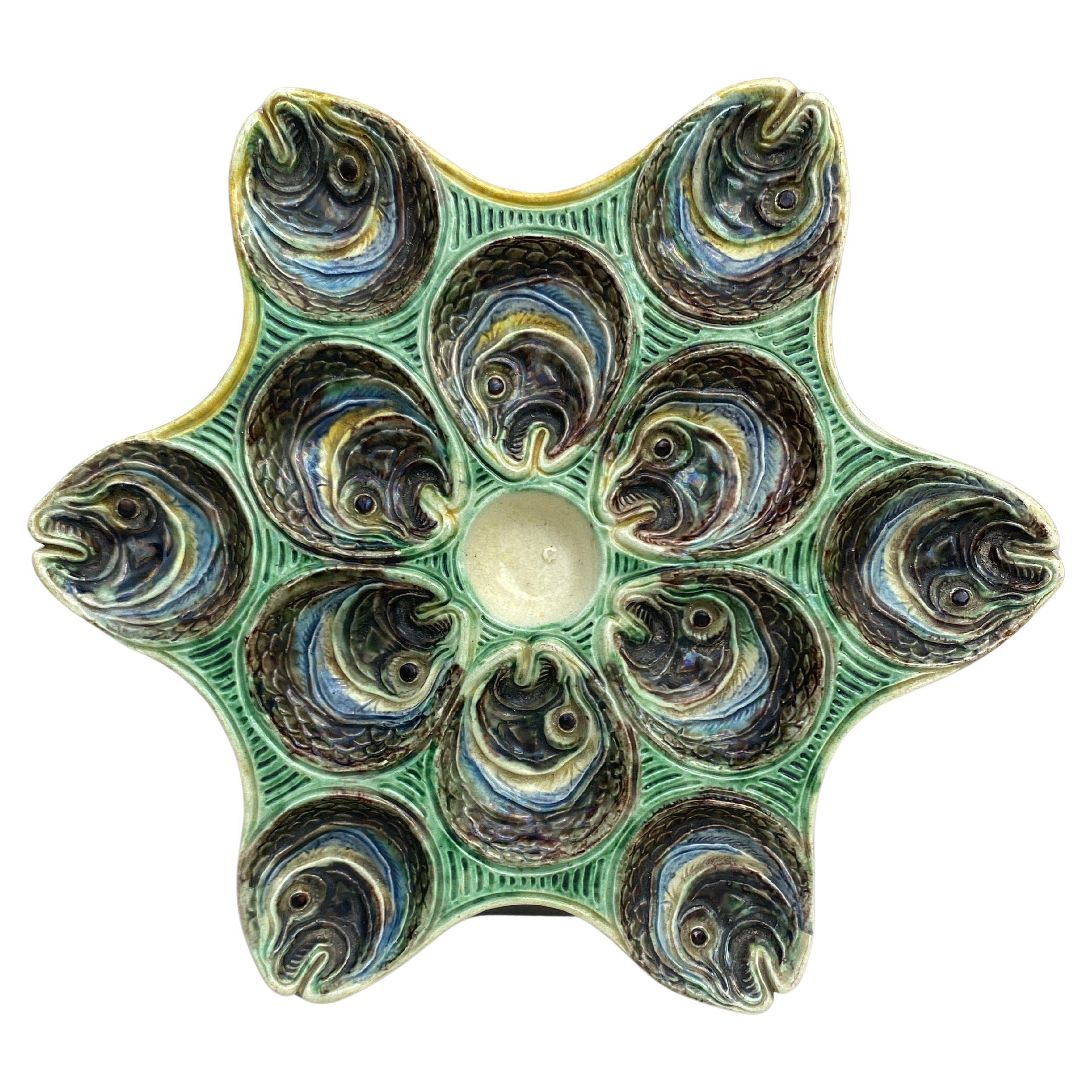 Plato de ostras con cabezas de pez Palissy de mayólica del siglo XIX