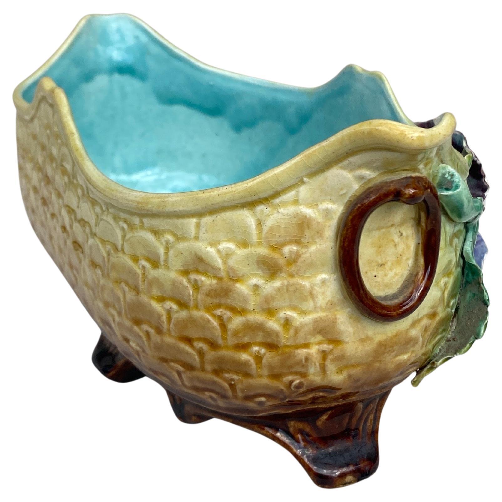Jardinière francese in maiolica a forma di viole, 1880 circa In condizioni buone in vendita a Austin, TX