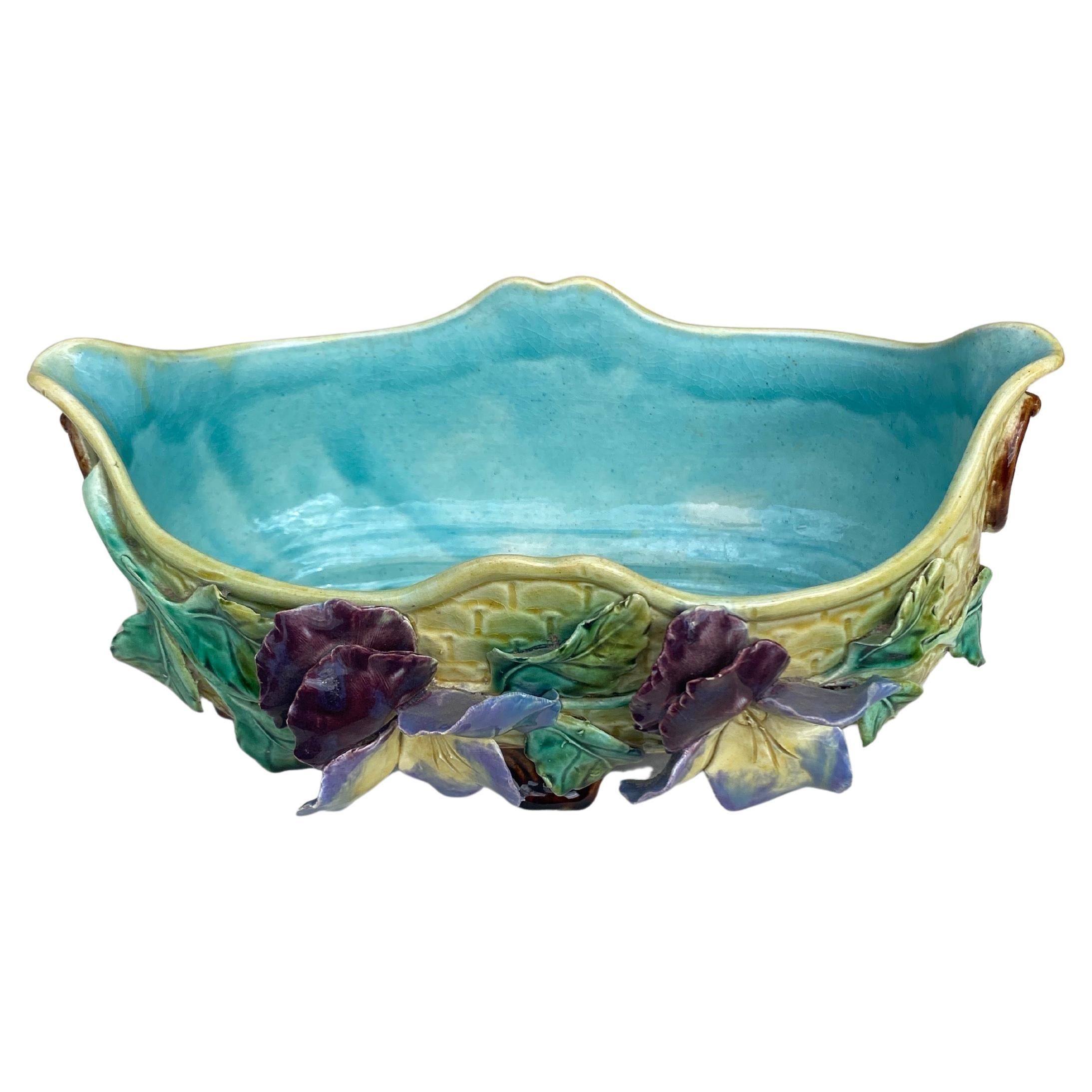 Francese Jardinière francese in maiolica a forma di viole, 1880 circa in vendita