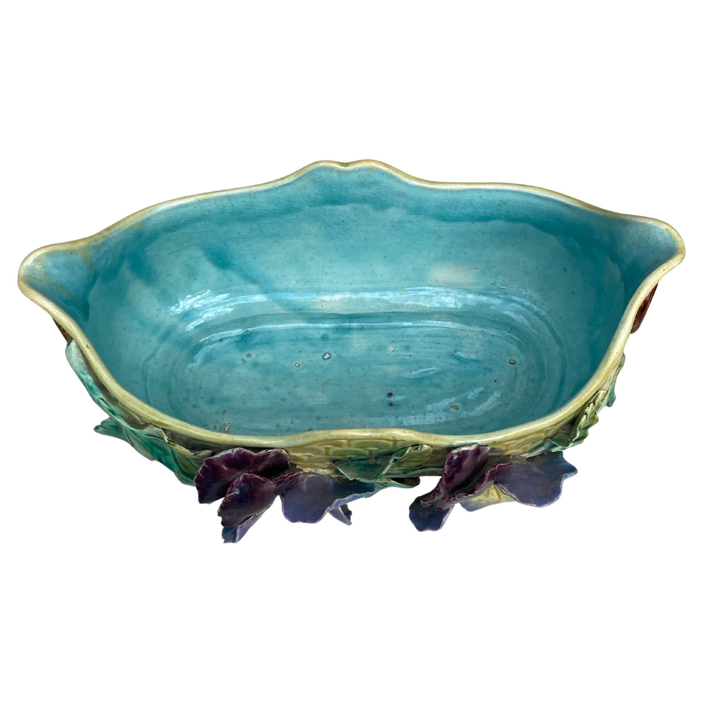 Jardinière francese in maiolica a forma di viole, 1880 circa.