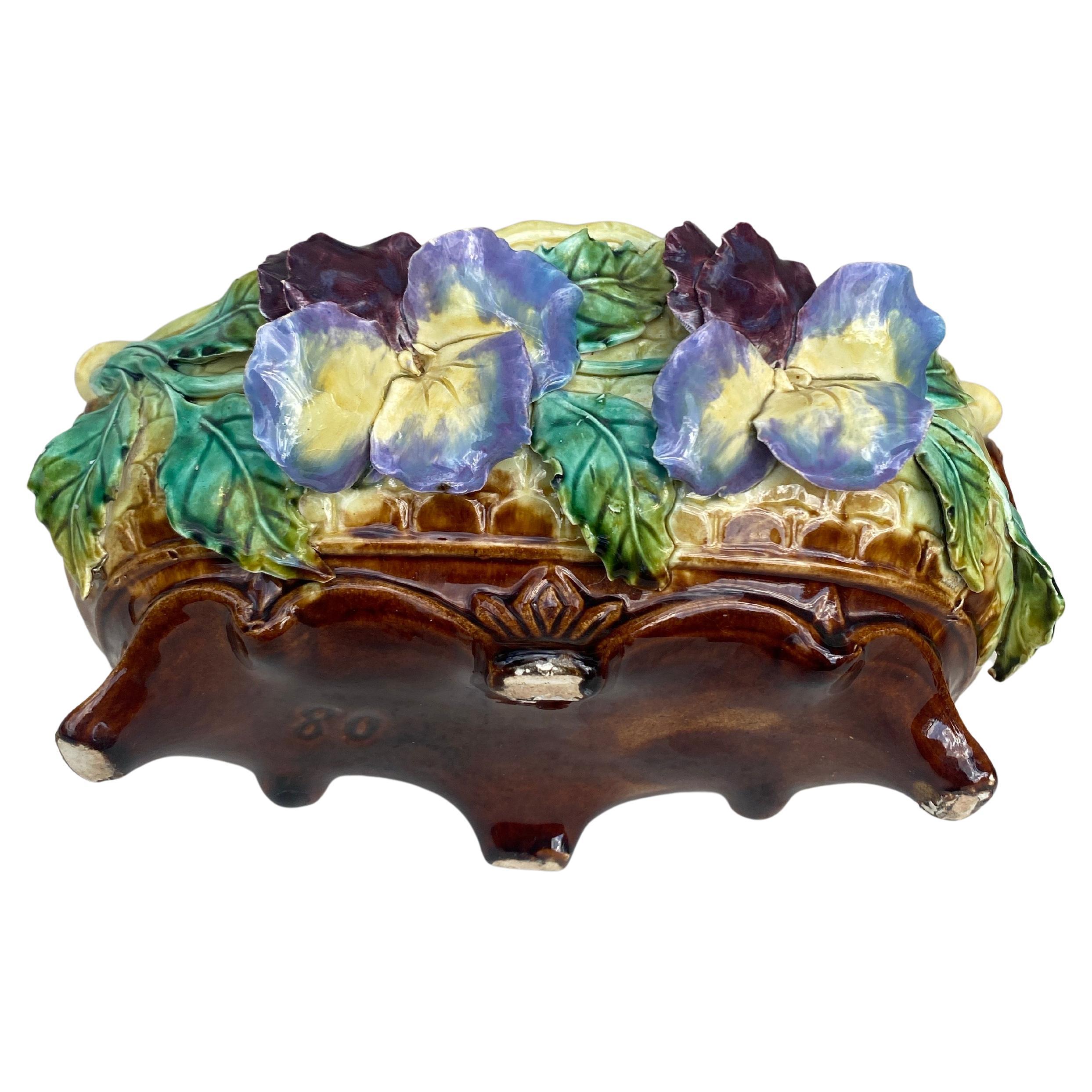 Ceramica Jardinière francese in maiolica a forma di viole, 1880 circa in vendita
