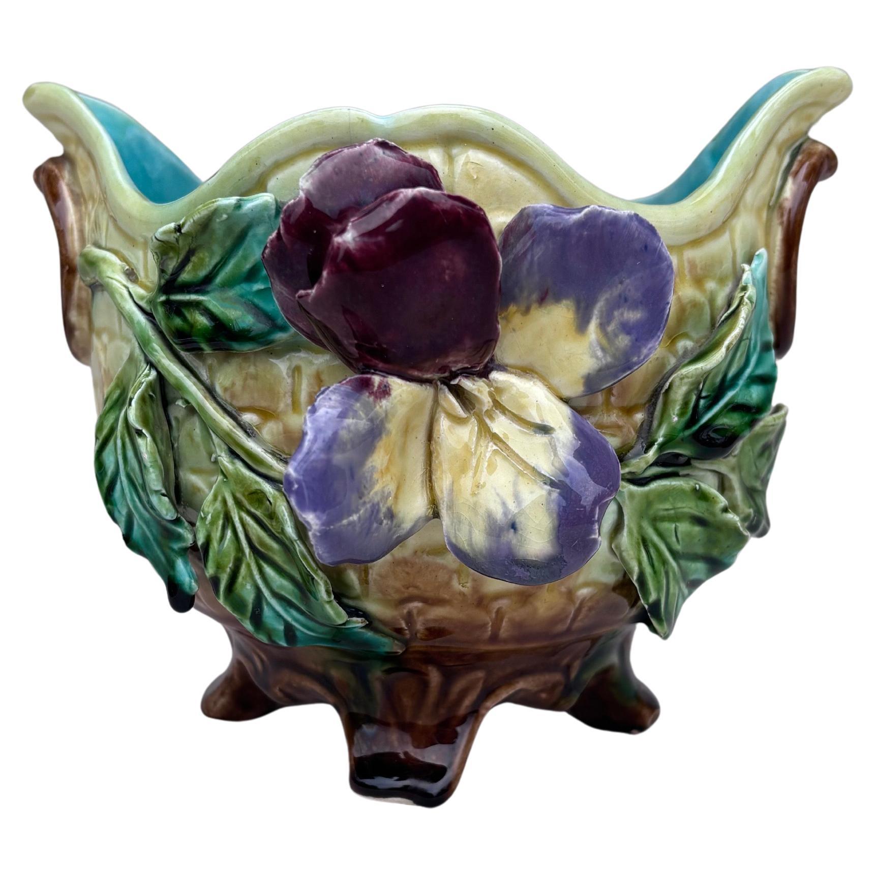 Cache pot à pensées en majolique française, vers 1880