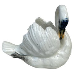 Jardinera de mayólica con cisne blanco Delphin Massier, hacia 1890