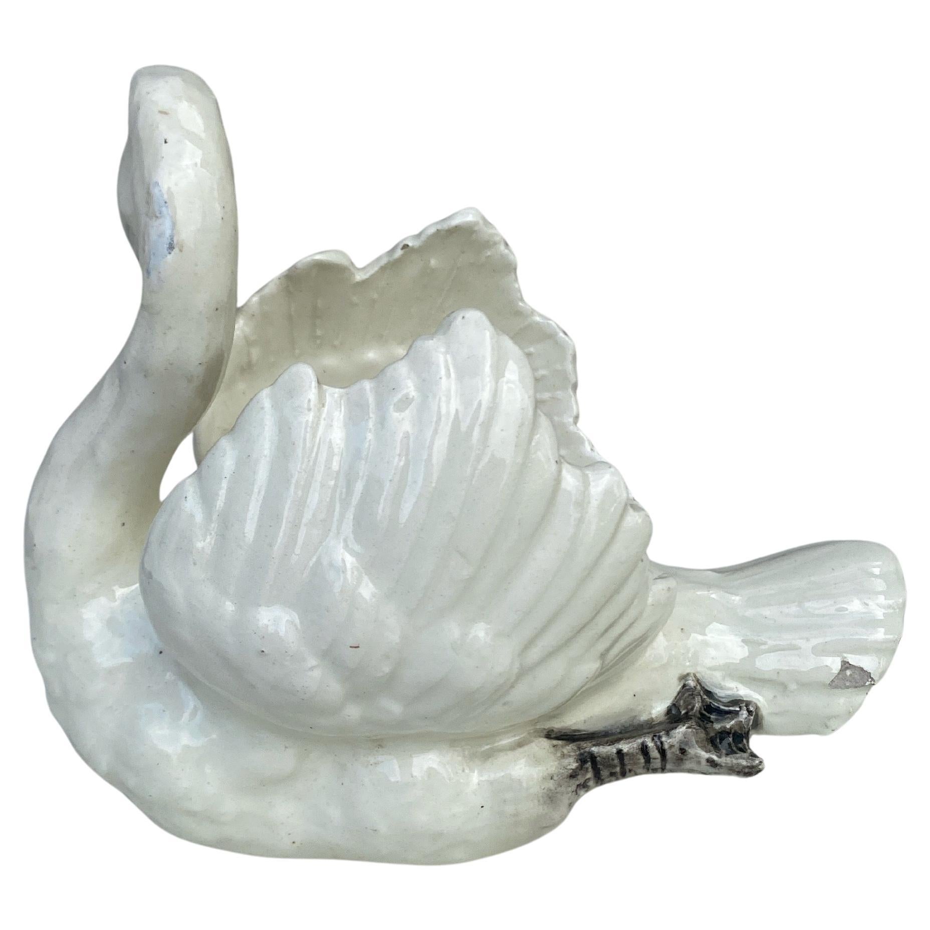 Jardinière in maiolica a forma di cigno bianco Delphin Massier, 1890 ca. In condizioni buone in vendita a Austin, TX