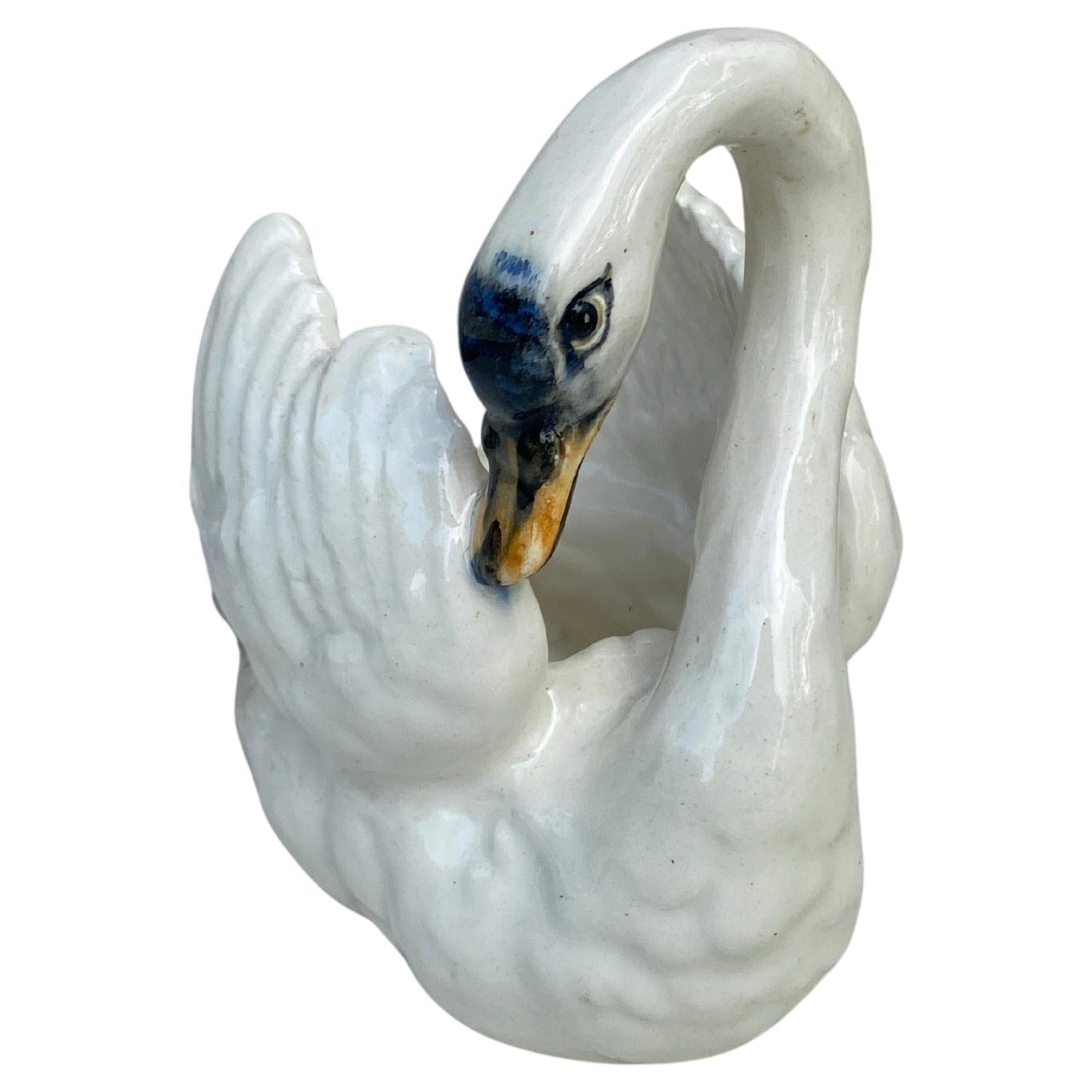 Francese Jardinière in maiolica a forma di cigno bianco Delphin Massier, 1890 ca. in vendita
