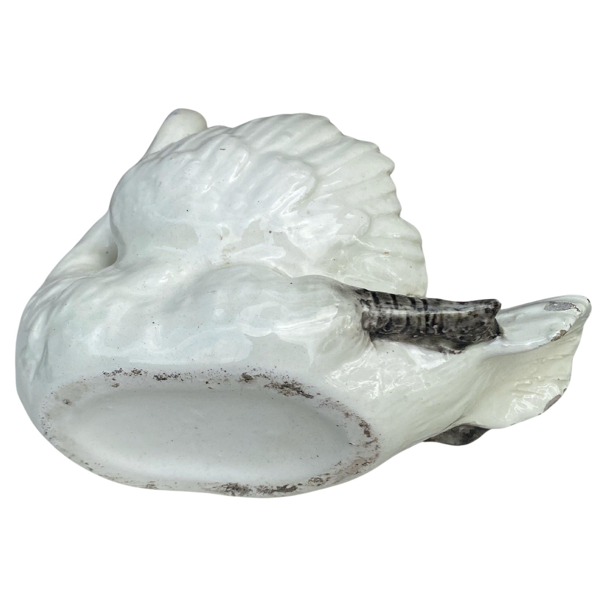 Jardinière a cigno bianco in maiolica Delphin Massier Vallauris, circa 1890.
