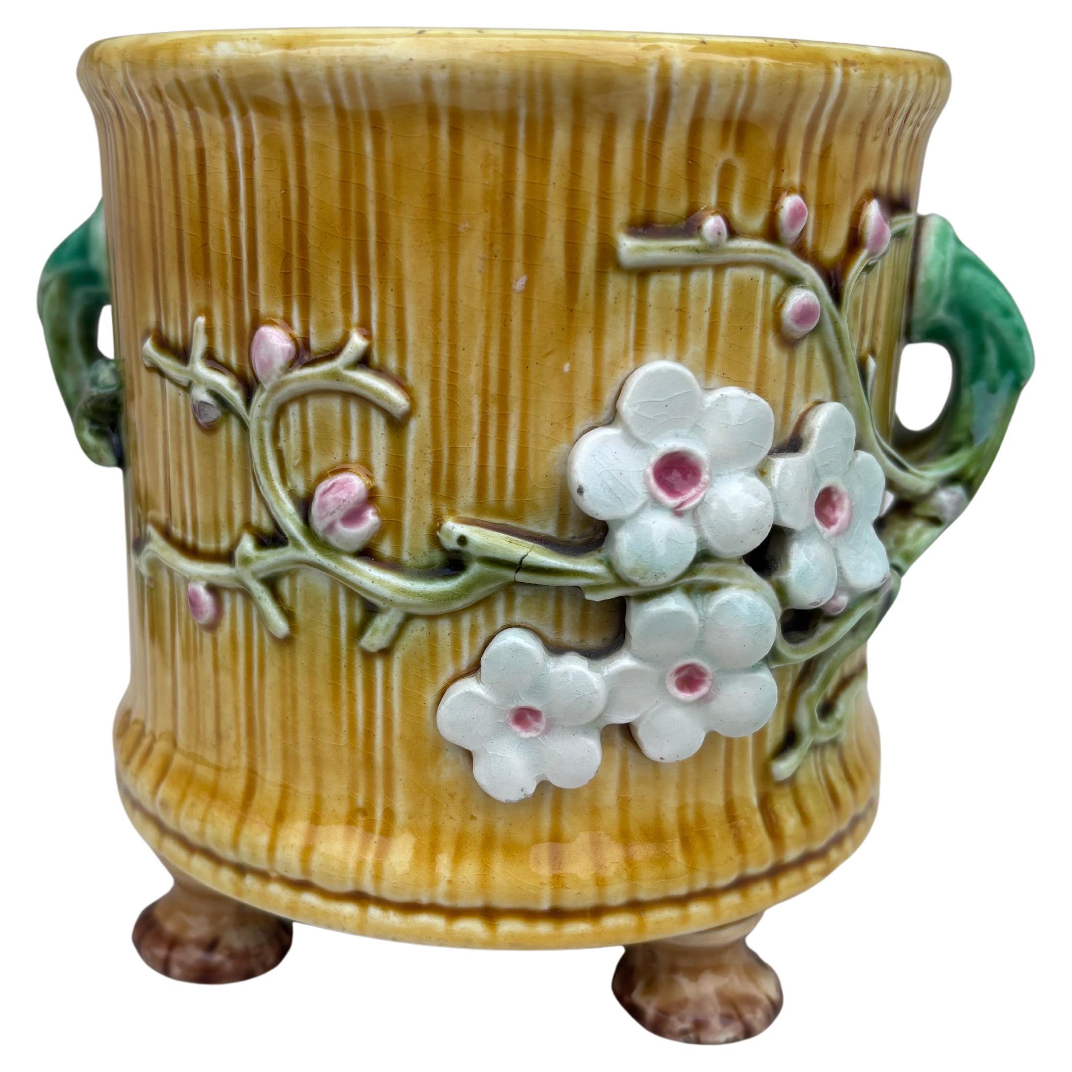 Maiolica del XIX secolo in bambù e foglie CIRCA firmata Sarreguemines Maiolica del 1870 circa.